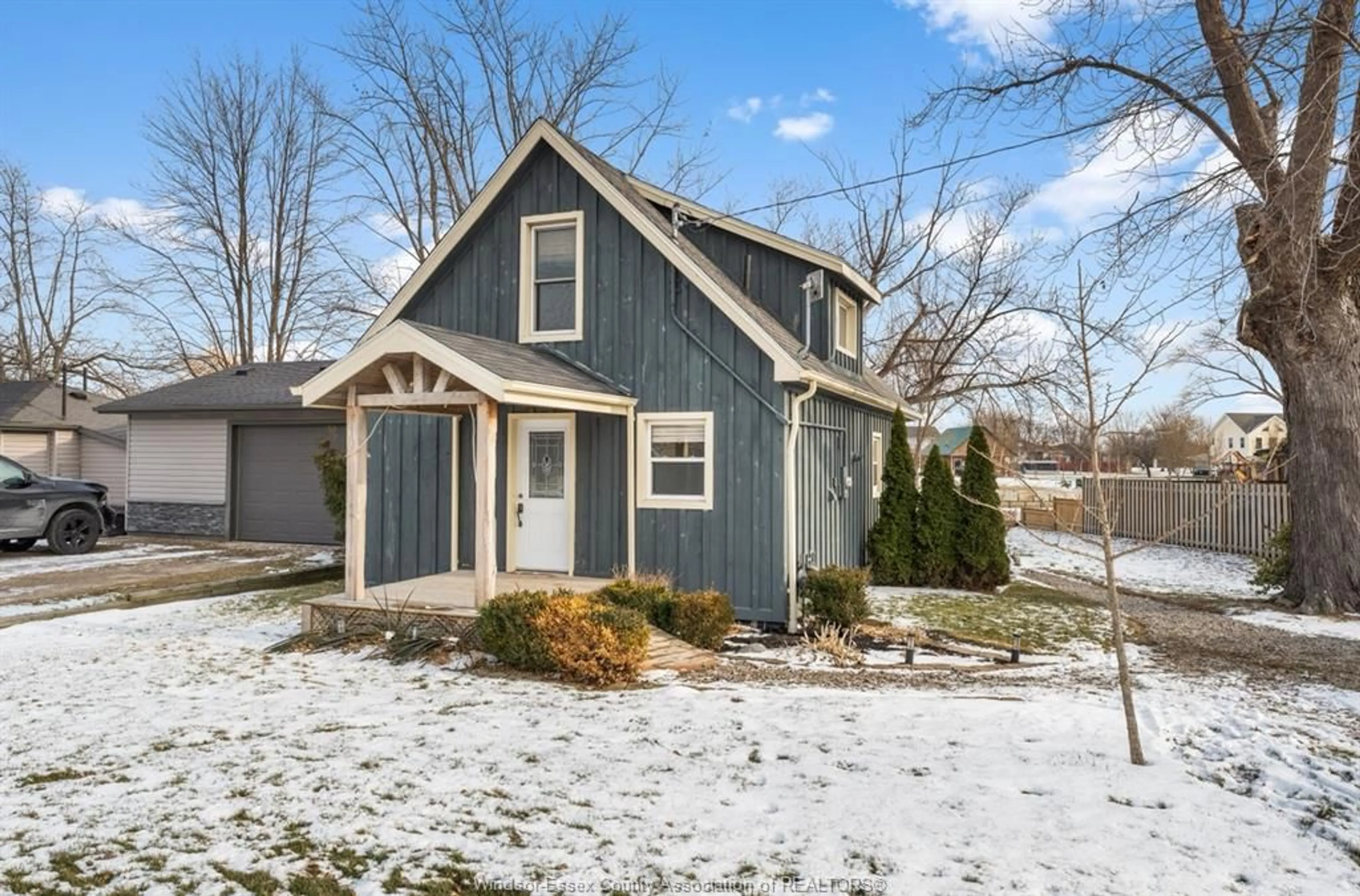 Home with vinyl exterior material, street for 346 COUNTY RD 31, Lakeshore Ontario N0R 1A0