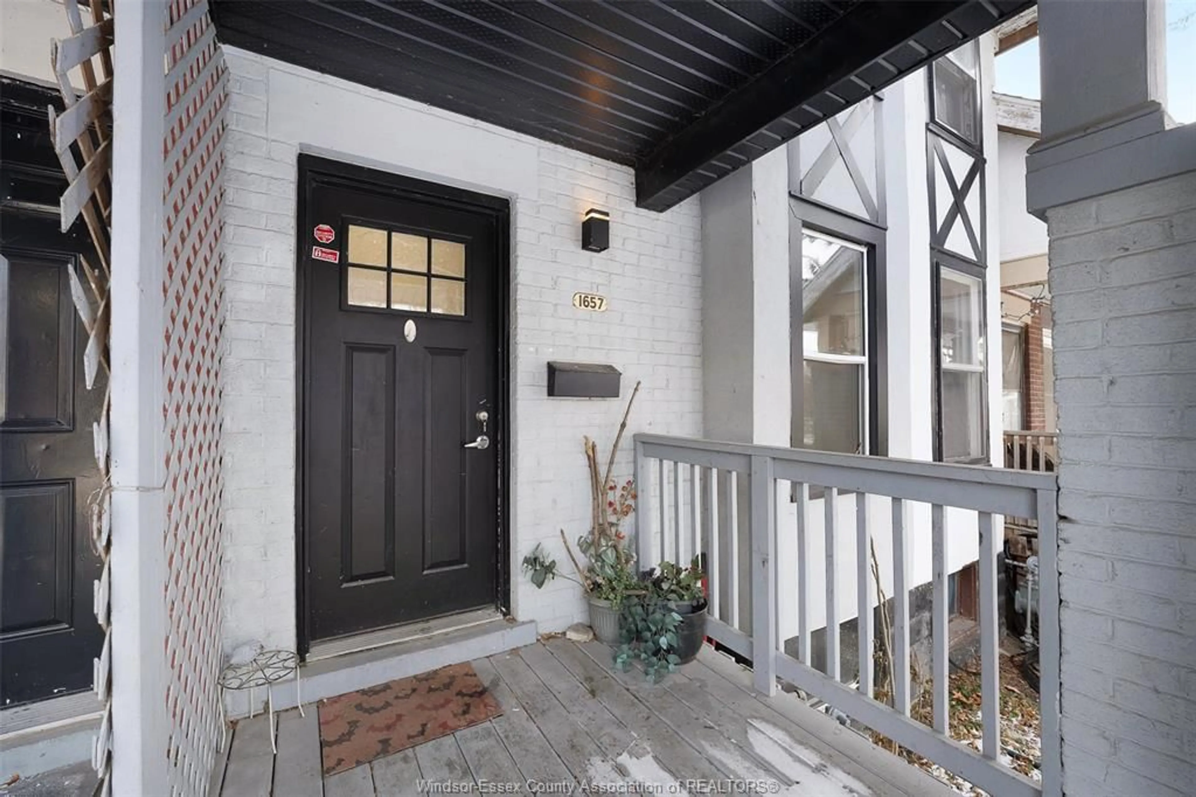 Indoor entryway for 1657 MARTINDALE, Windsor Ontario N9B 1G7