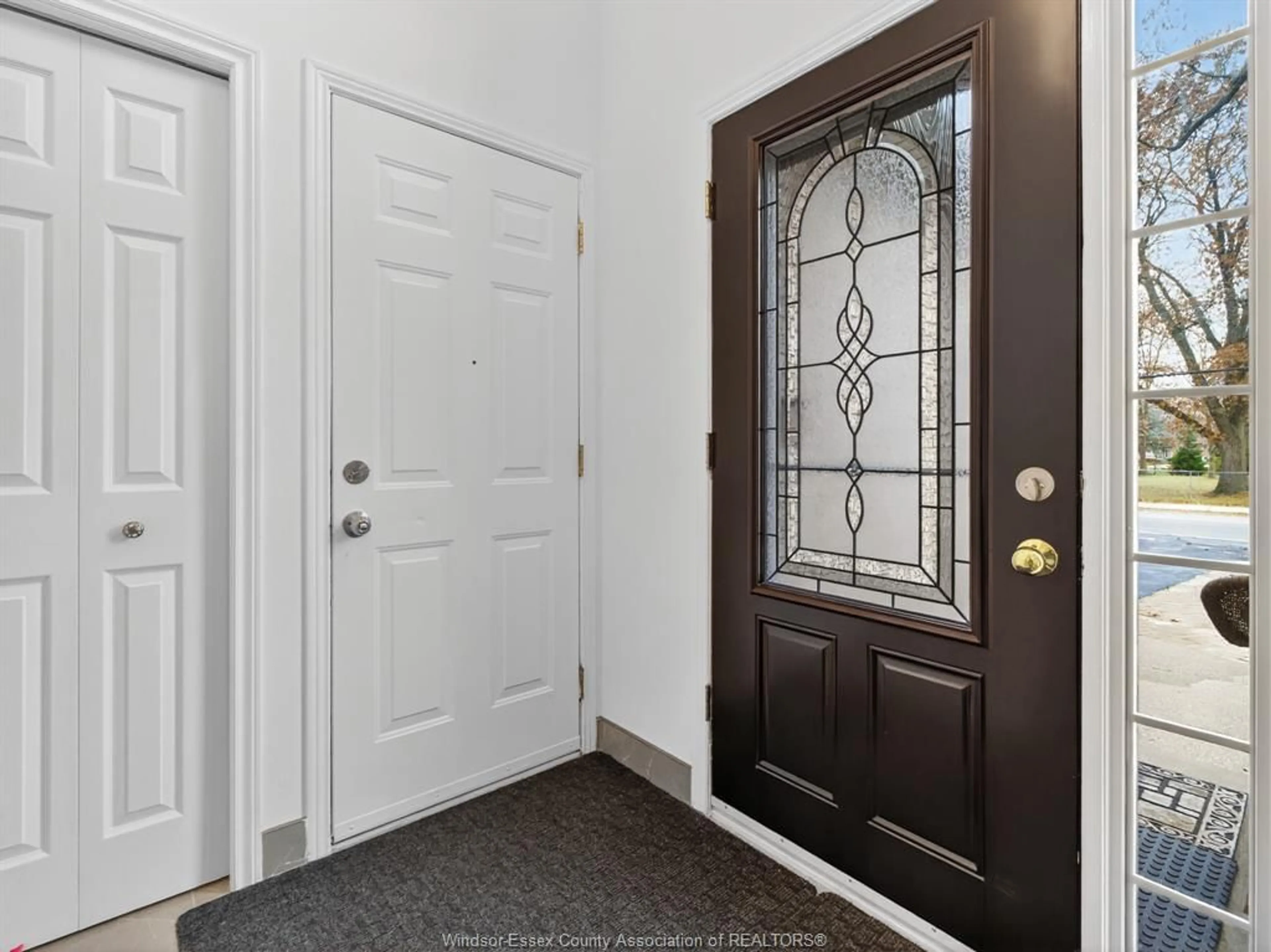 Indoor entryway for 6860 MATCHETTE Rd, LaSalle Ontario N9J 3H7