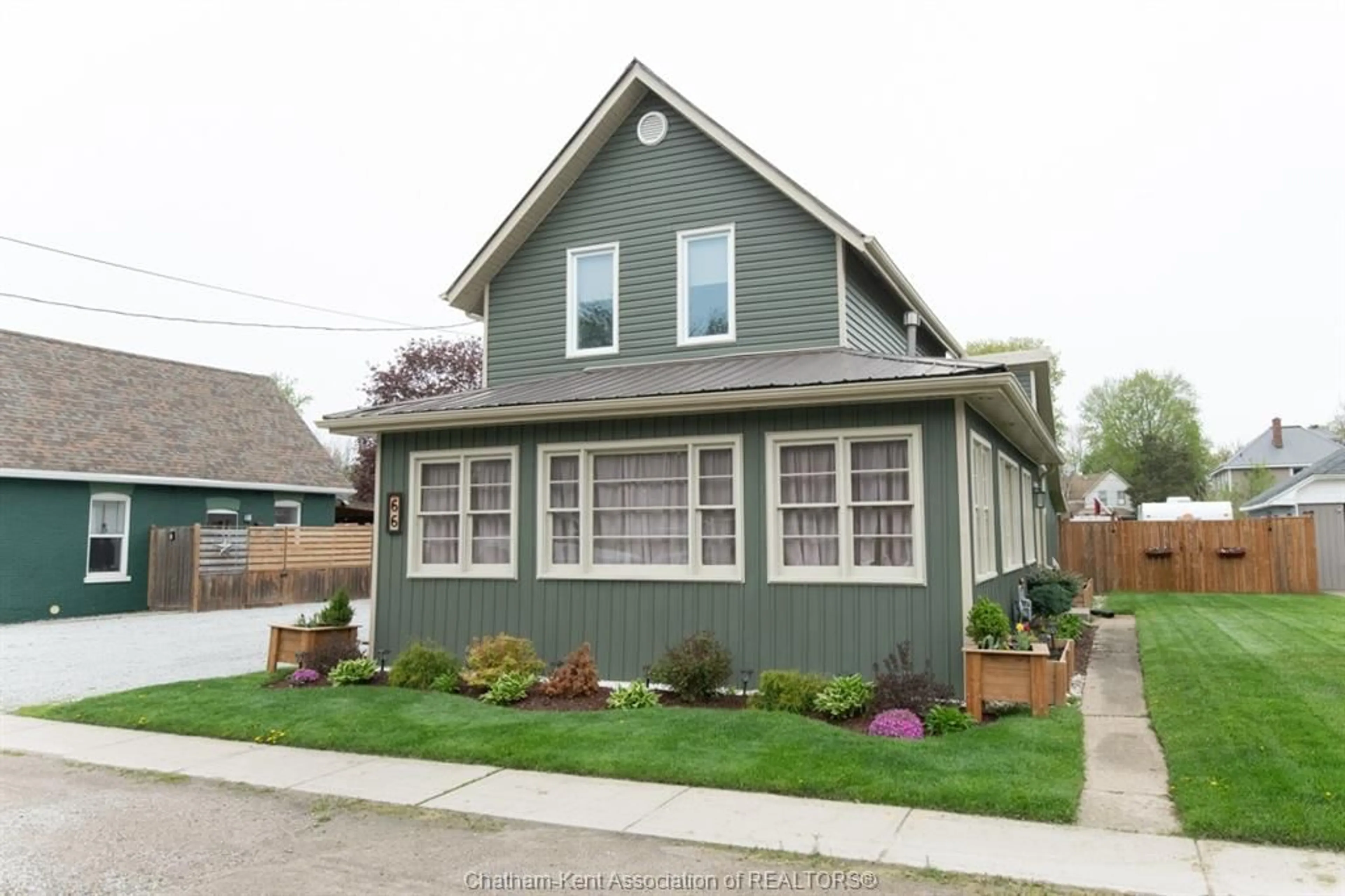 Home with vinyl exterior material, street for 66 VICTORIA St, Thamesville Ontario N0P 2K0