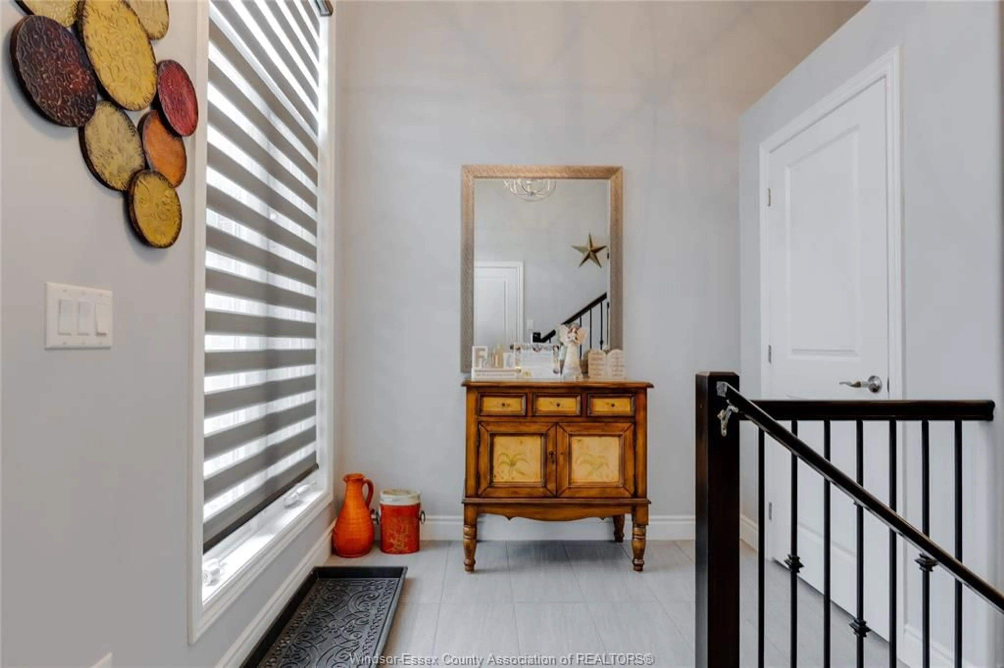 Indoor entryway for 427 ROSEWOOD Dr, Lakeshore Ontario N8L 1B9