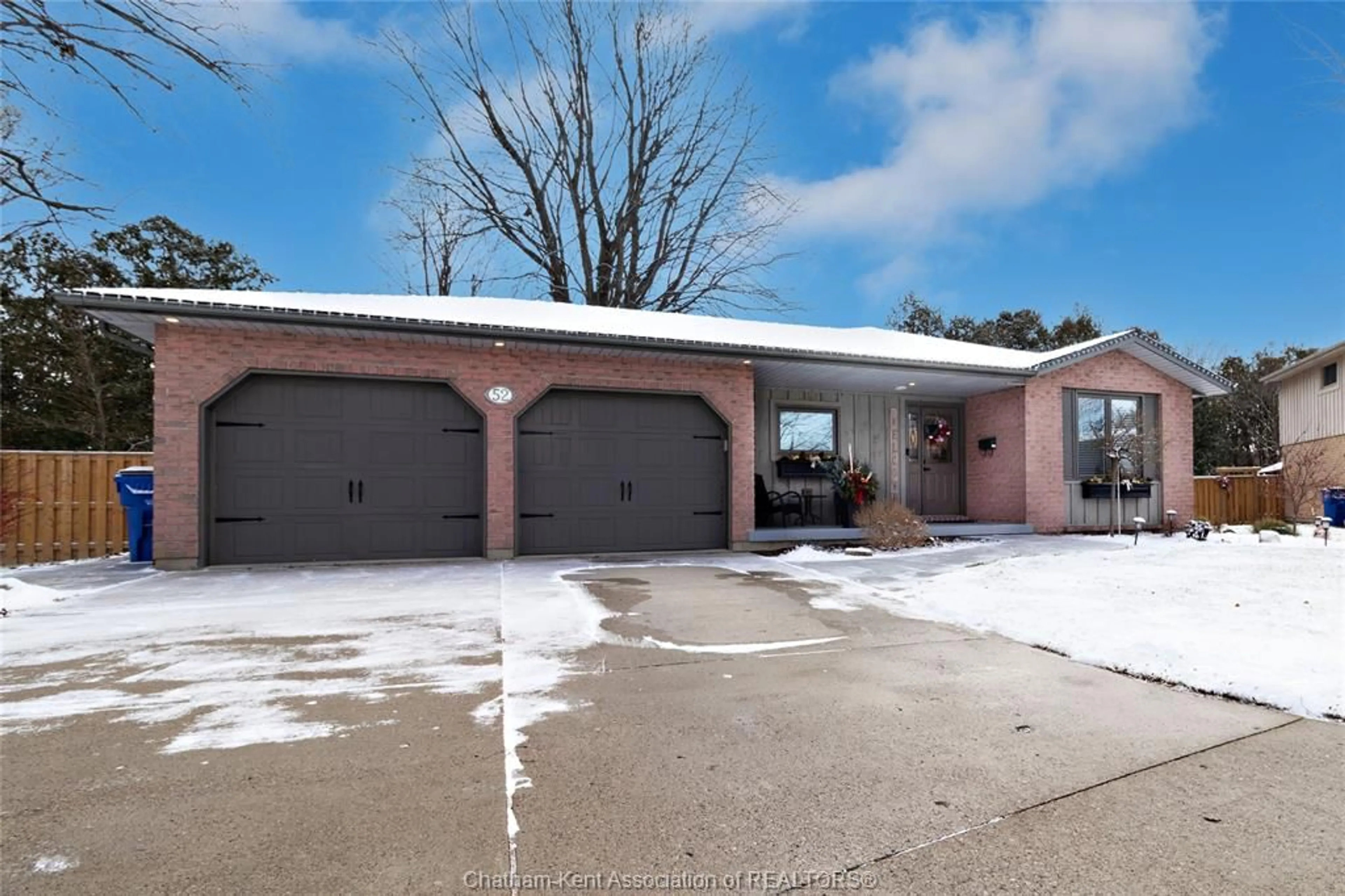 Indoor garage for 52 FARMHOUSE Pl, Chatham Ontario N7L 5C7