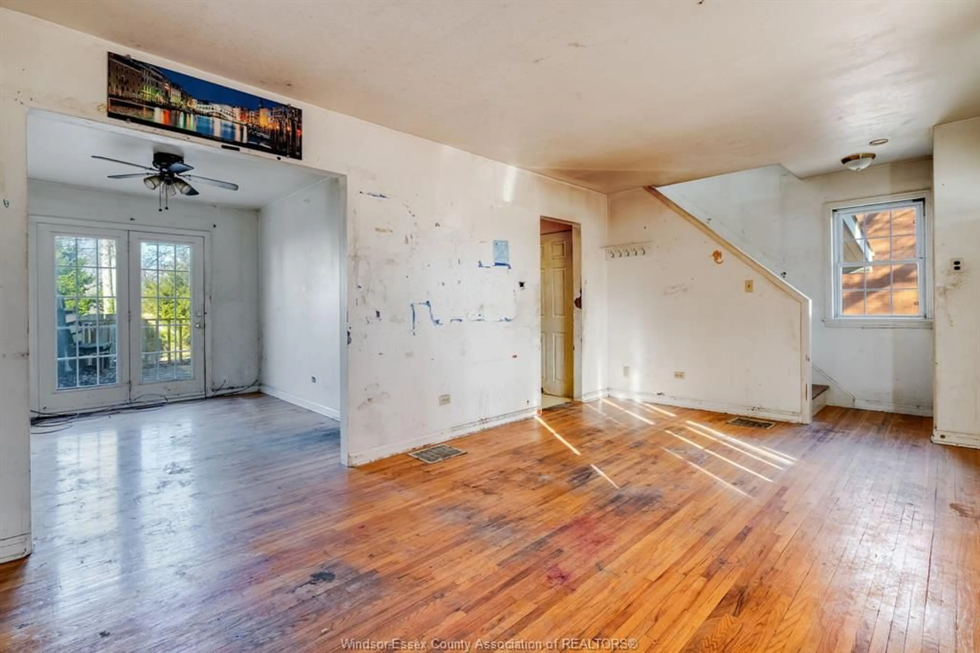 A pic of a room for 2330 Tecumseh Rd W, Windsor Ontario N9B 1W1