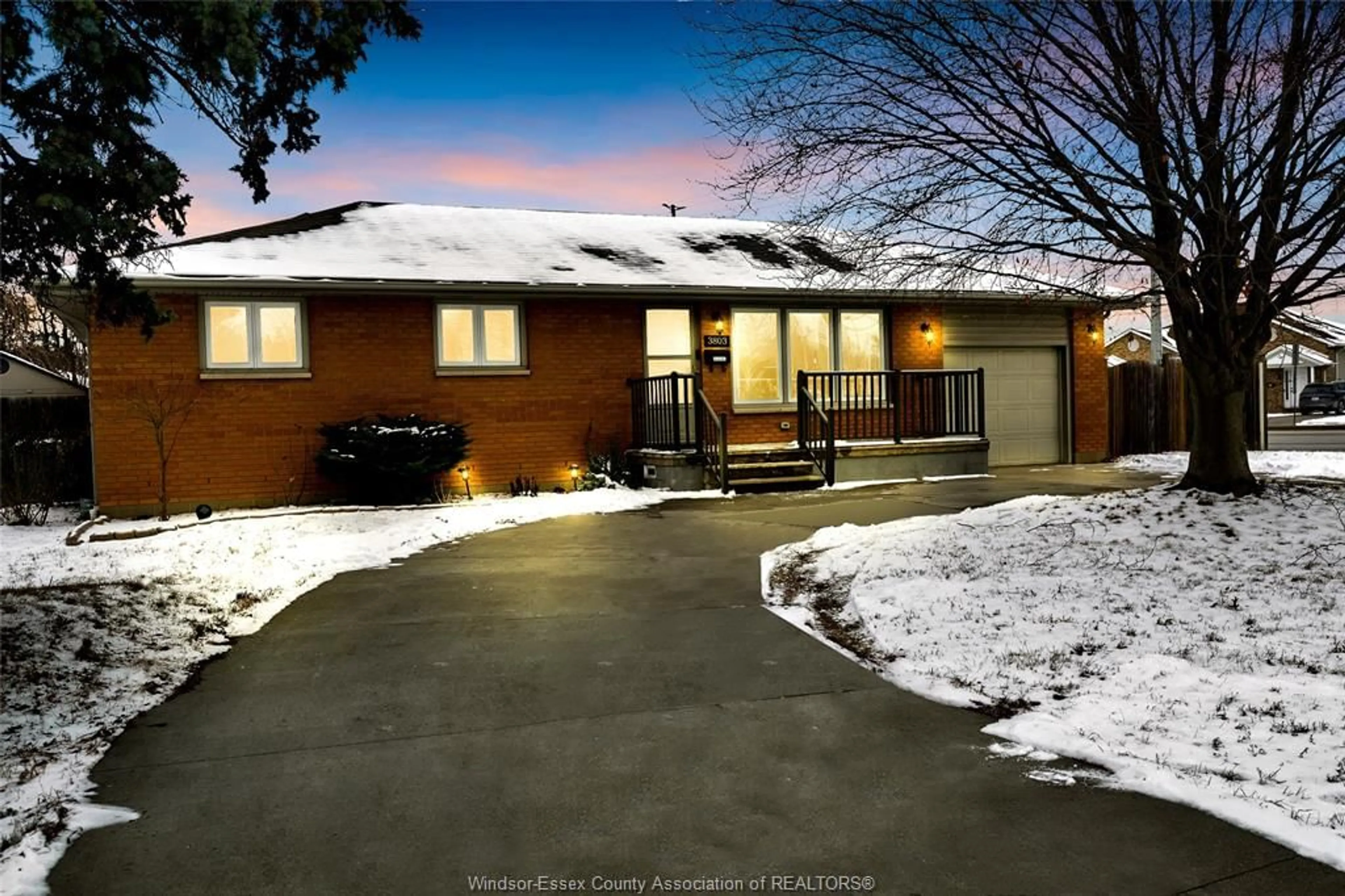 A pic from outside/outdoor area/front of a property/back of a property/a pic from drone, street for 3803 HOLBURN, Windsor Ontario N9G 1R8