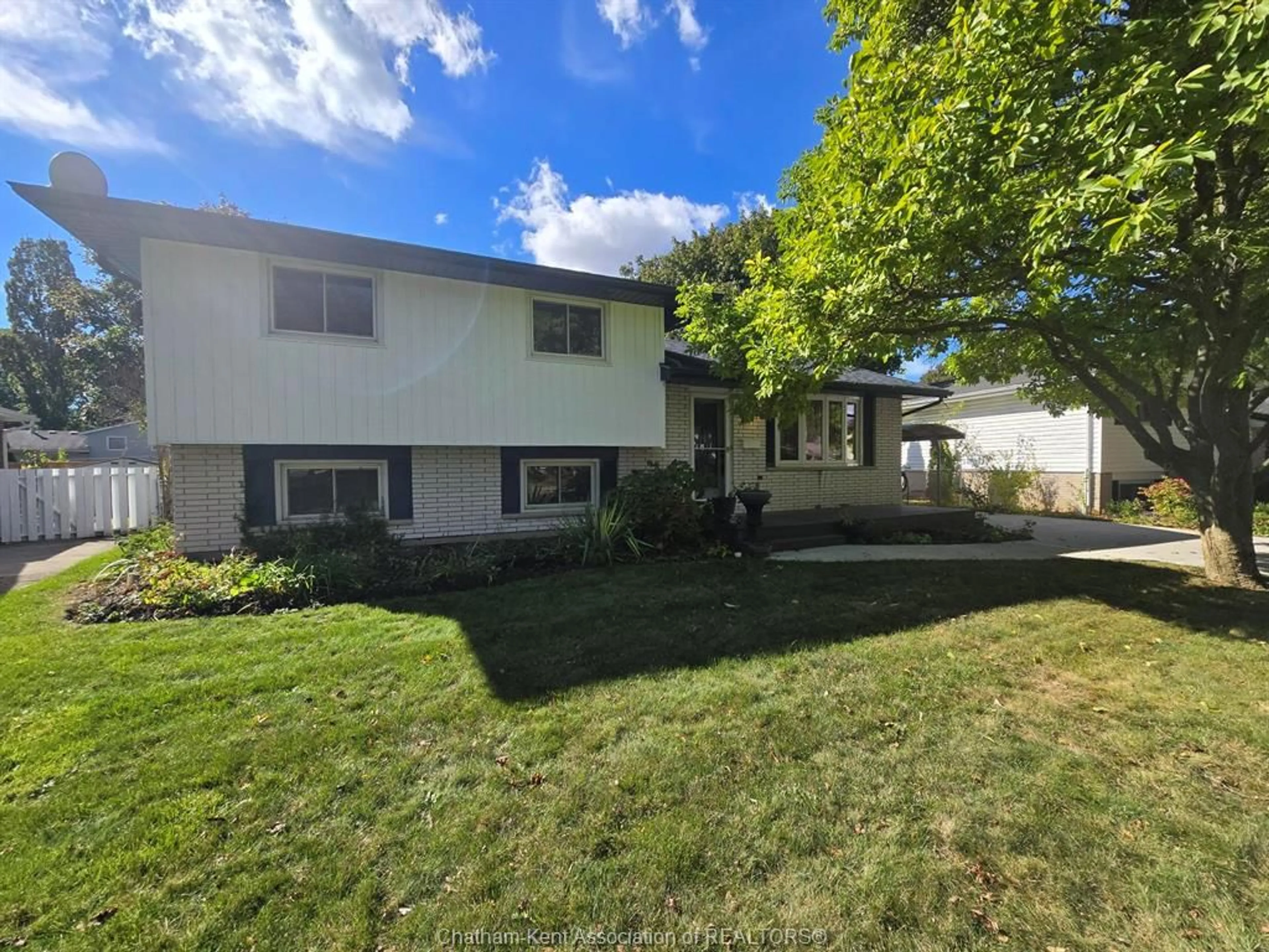 A pic from outside/outdoor area/front of a property/back of a property/a pic from drone, street for 285 Baldoon Rd, Chatham Ontario N7L 1E5