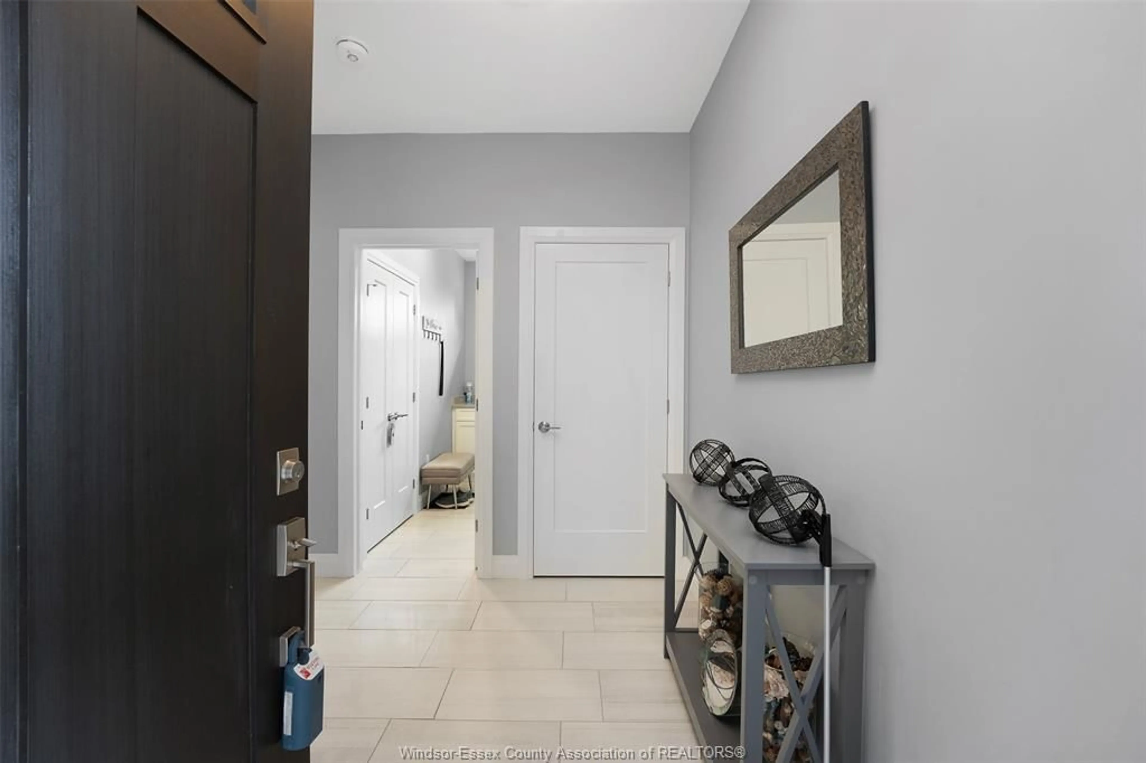 Indoor entryway for 3935 ORA St, Windsor Ontario N9G 0B3