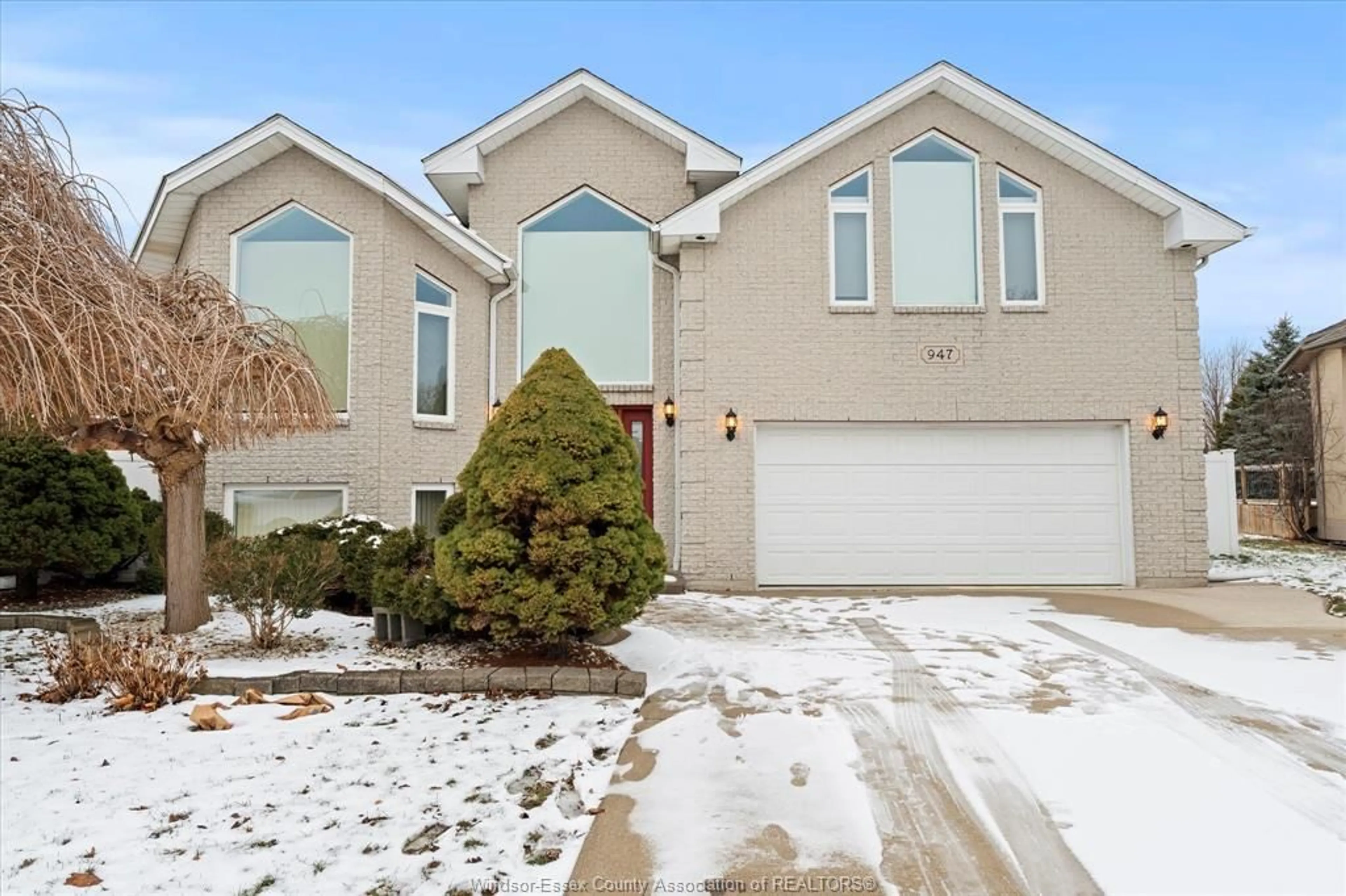 Home with vinyl exterior material, street for 947 GRANTHAM CRT, Windsor Ontario N9G 2S9