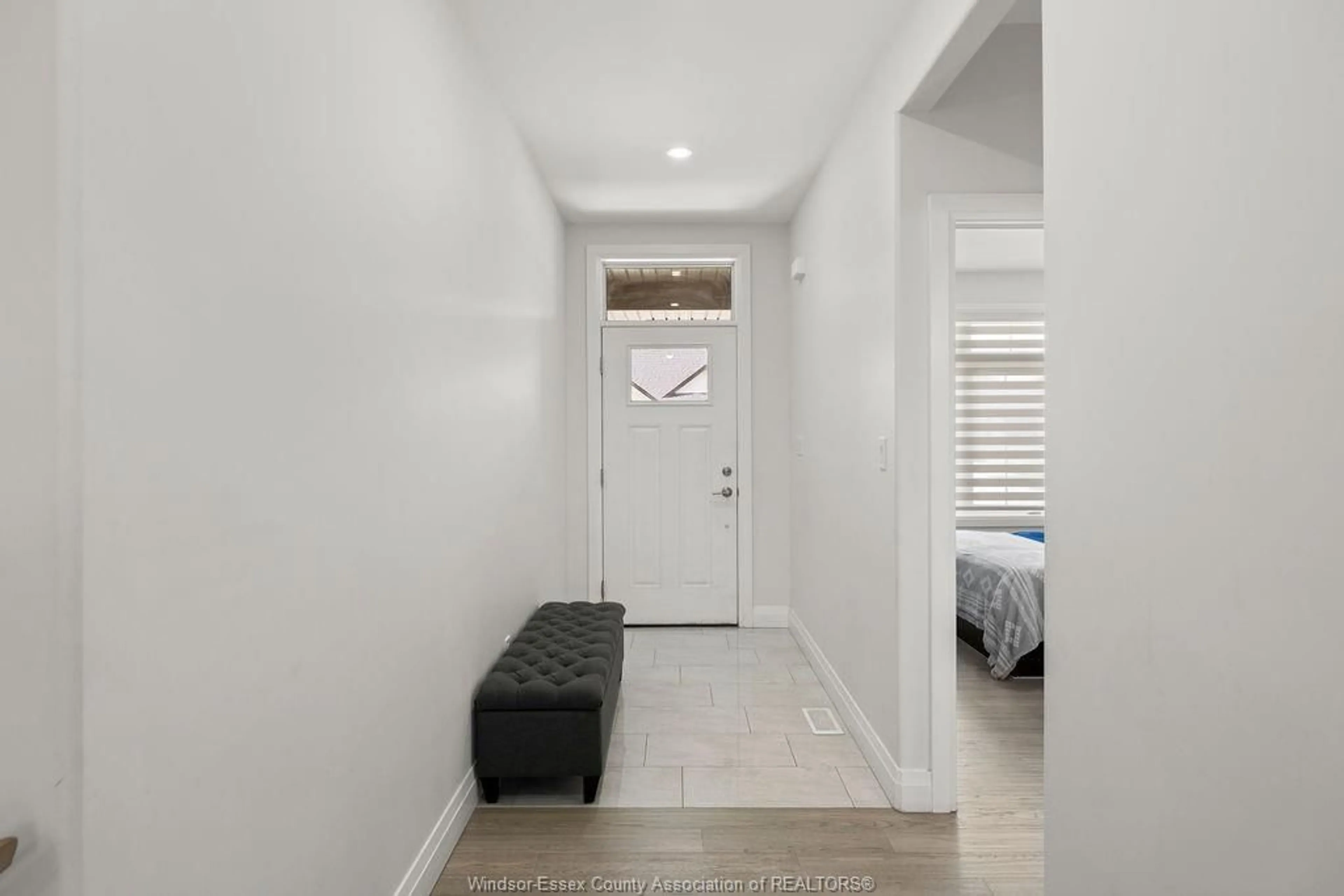 Indoor entryway for 2431 BARKLEY Ave, Windsor Ontario N8P 0G7