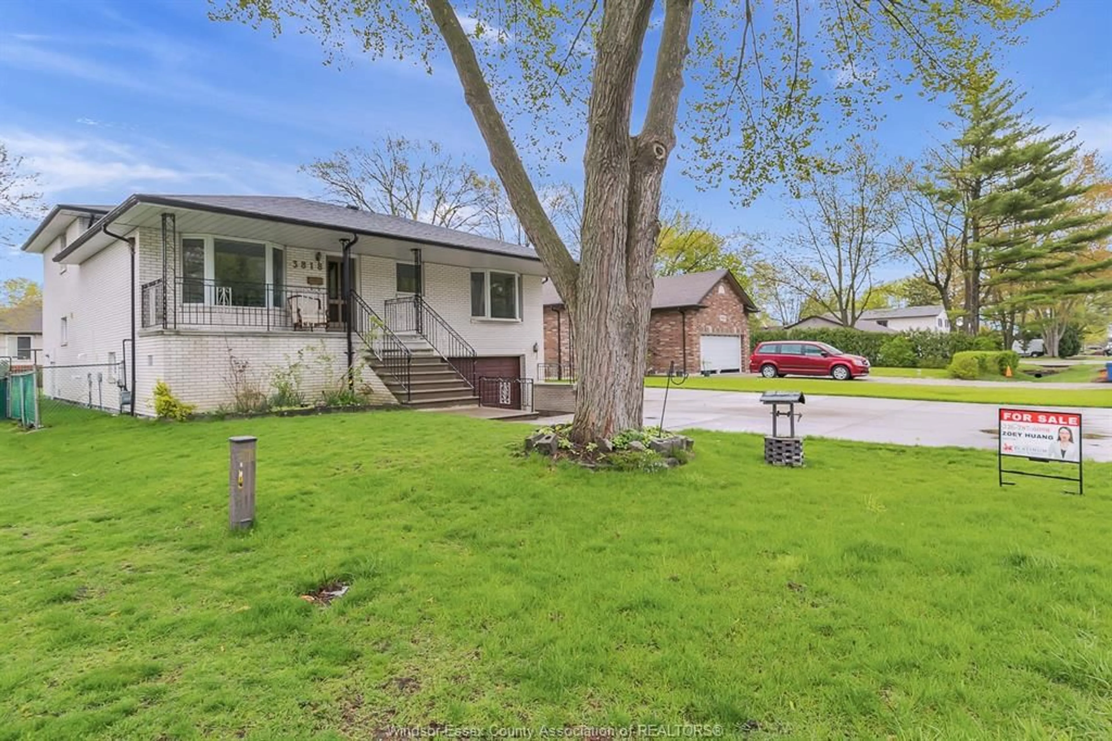 A pic from outside/outdoor area/front of a property/back of a property/a pic from drone, street for 3818 WOODWARD, Windsor Ontario N8W 2Z3