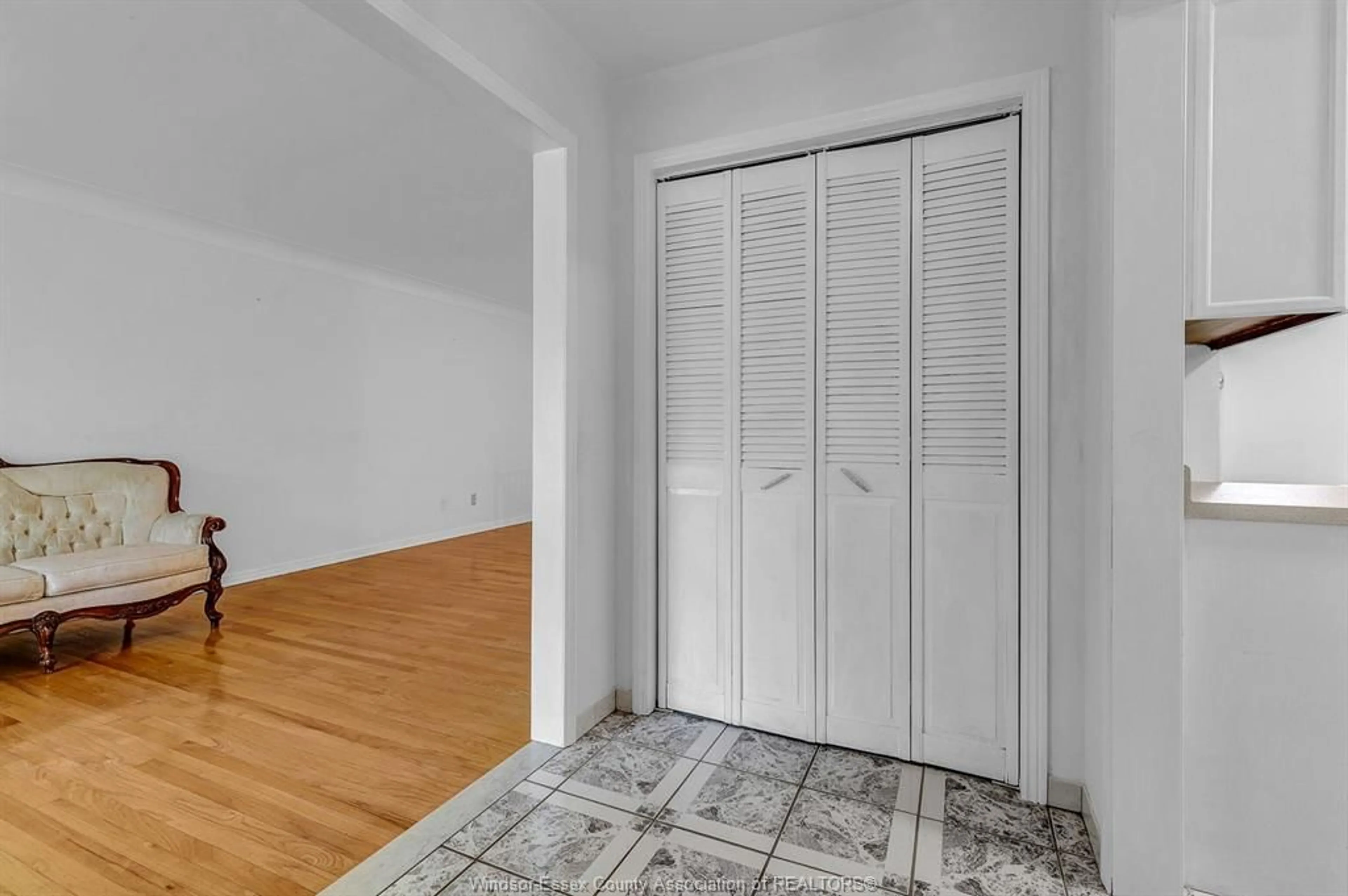 Indoor entryway for 3818 WOODWARD, Windsor Ontario N8W 2Z3