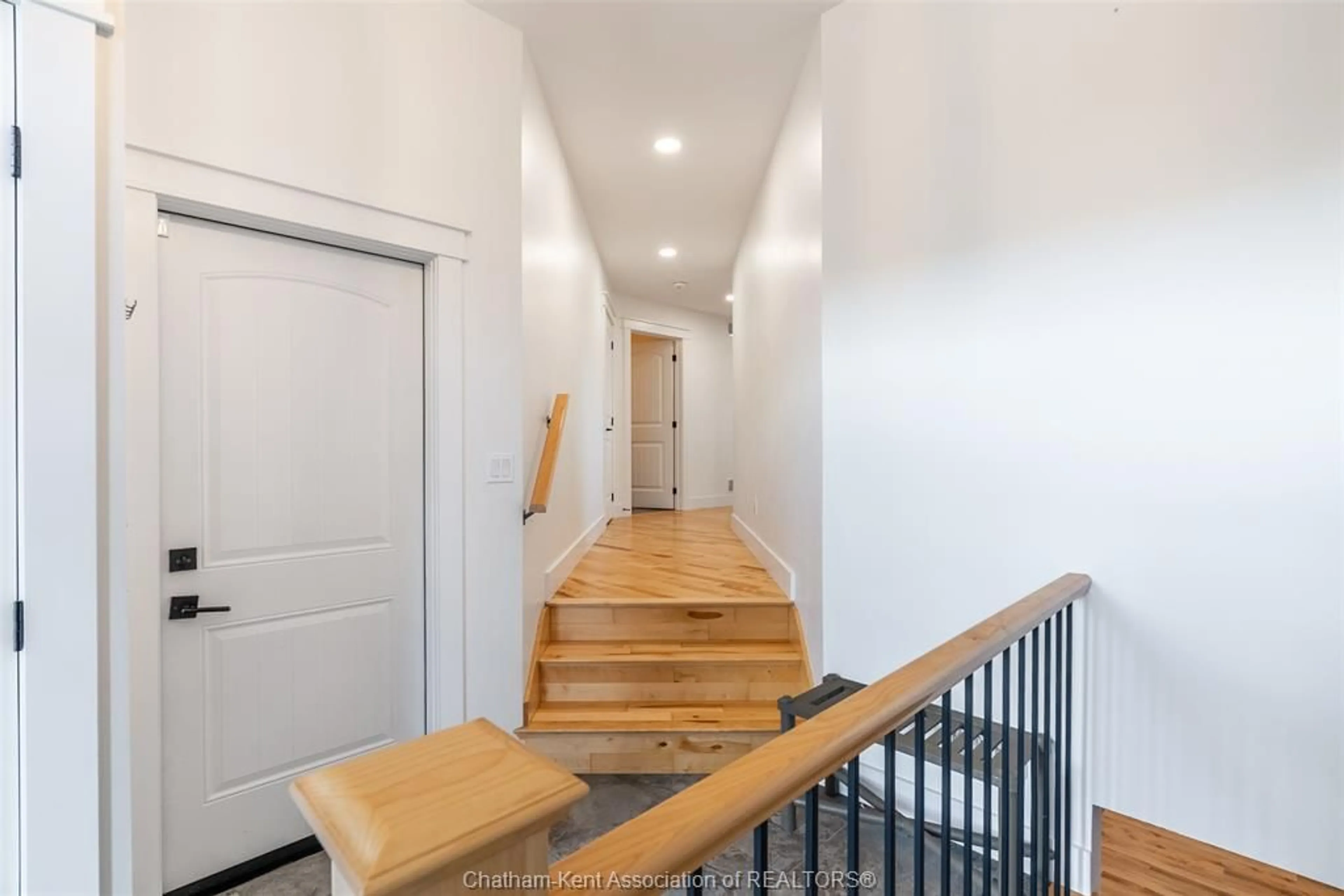 Indoor entryway for 21 Cabot Trail, Chatham Ontario N7L 0A4