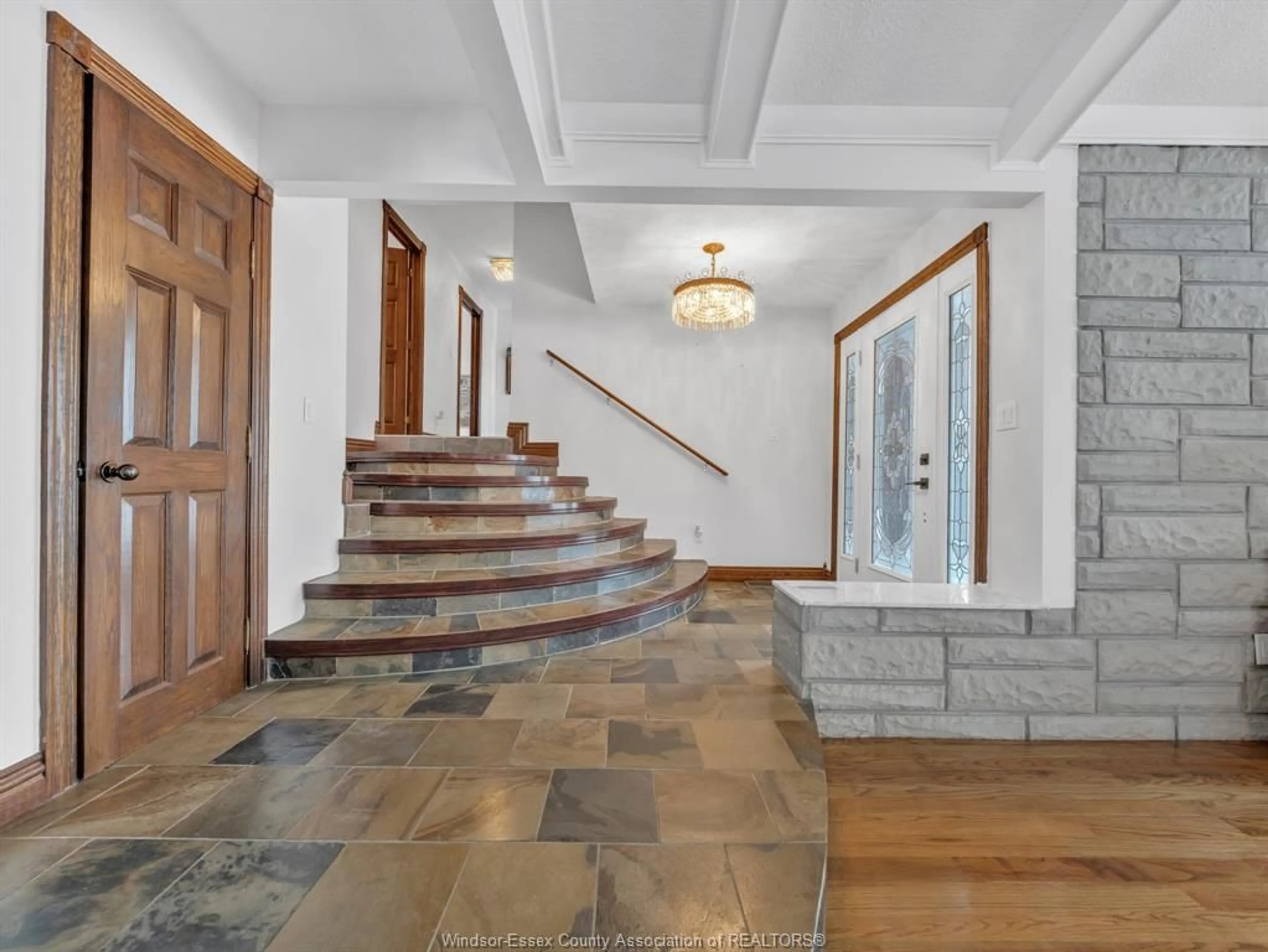 Indoor foyer for 3 Beth Cres, Leamington Ontario N8H 3Z8