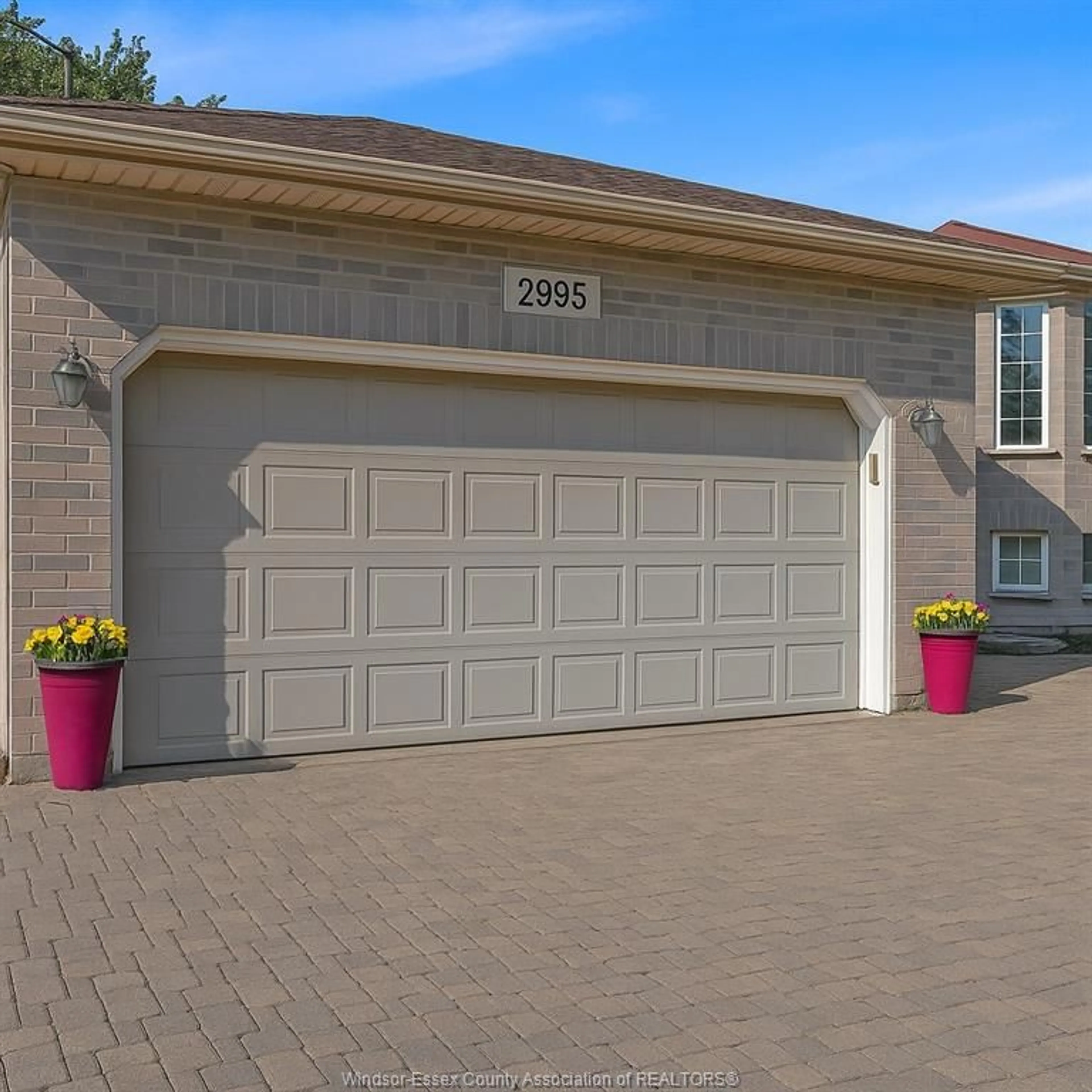 Indoor garage for 2995 TURNER Rd, Windsor Ontario N8W 3L6