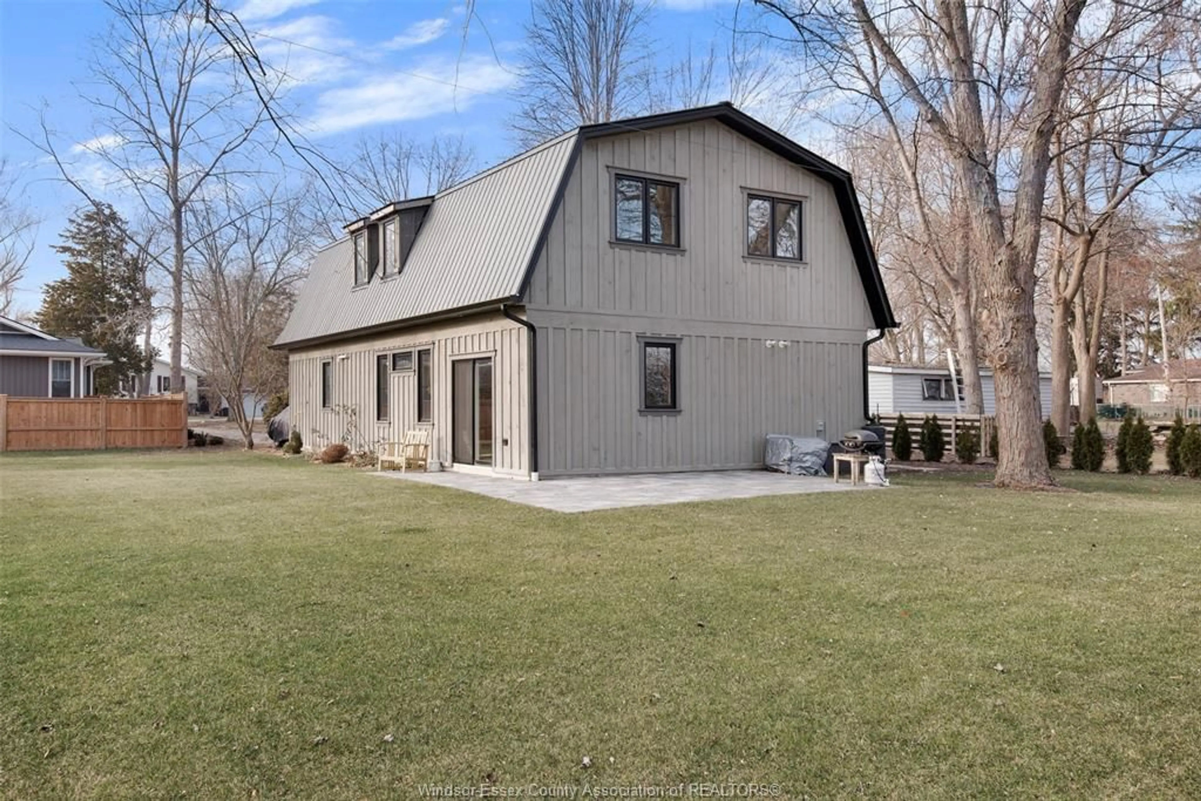 Home with vinyl exterior material, unknown for 942 ERIE Ave, Kingsville Ontario N9Y 3E2