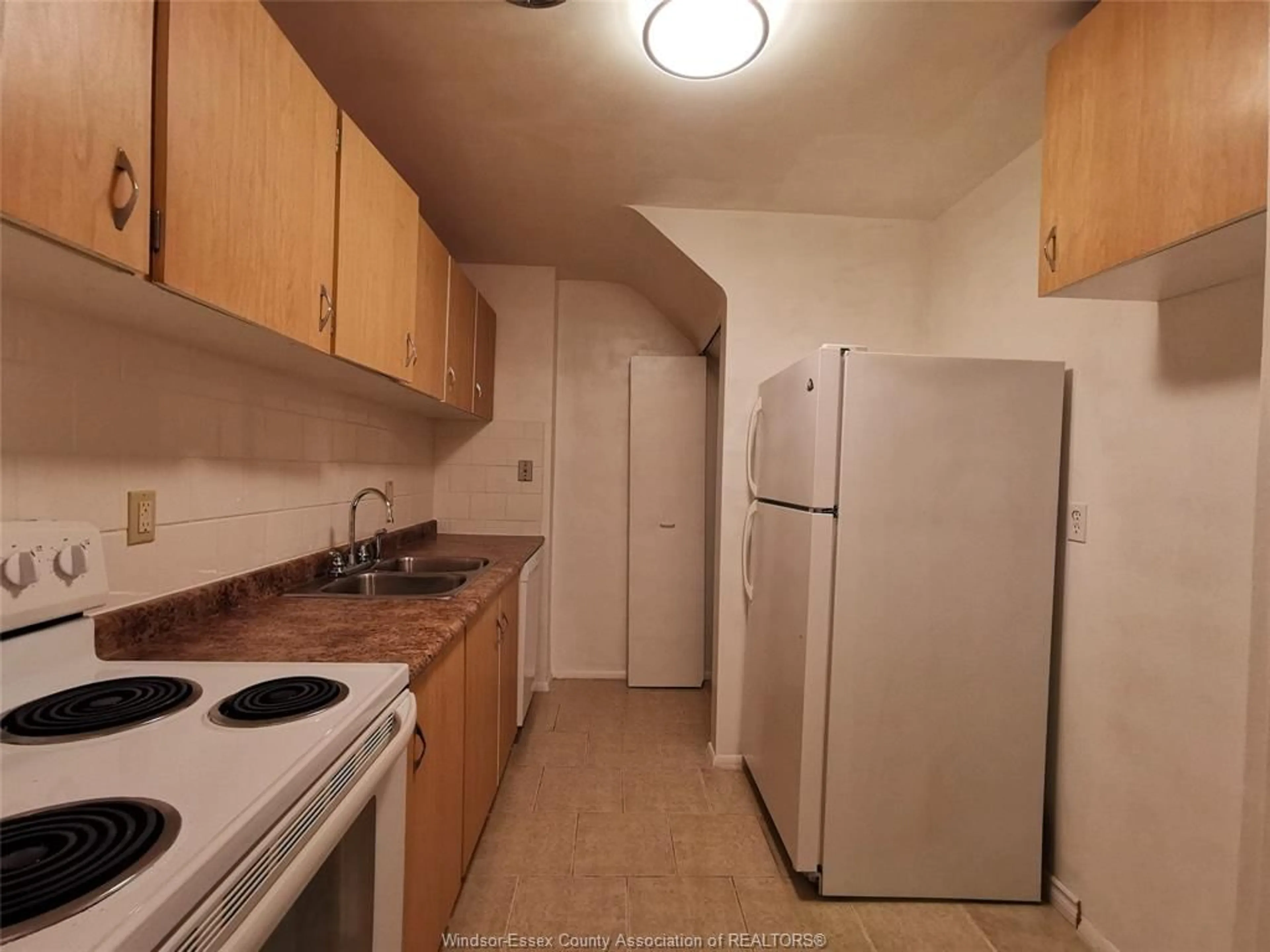 Standard kitchen, unknown for 1800 COLUMBIA Crt #82, Windsor Ontario N9G 1B1