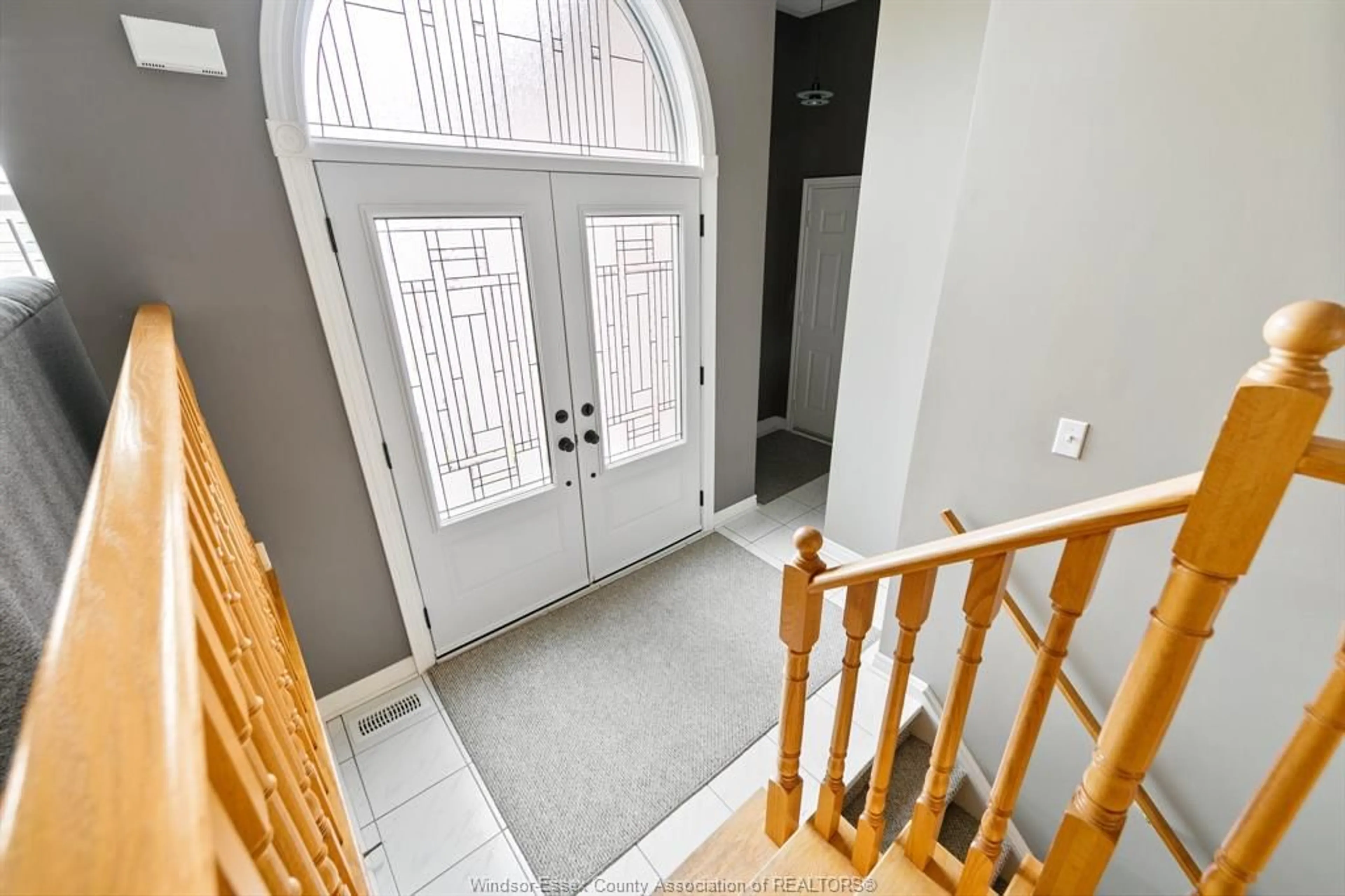Indoor entryway for 166 EVELEIGH Cres, Windsor Ontario N9E 4M2