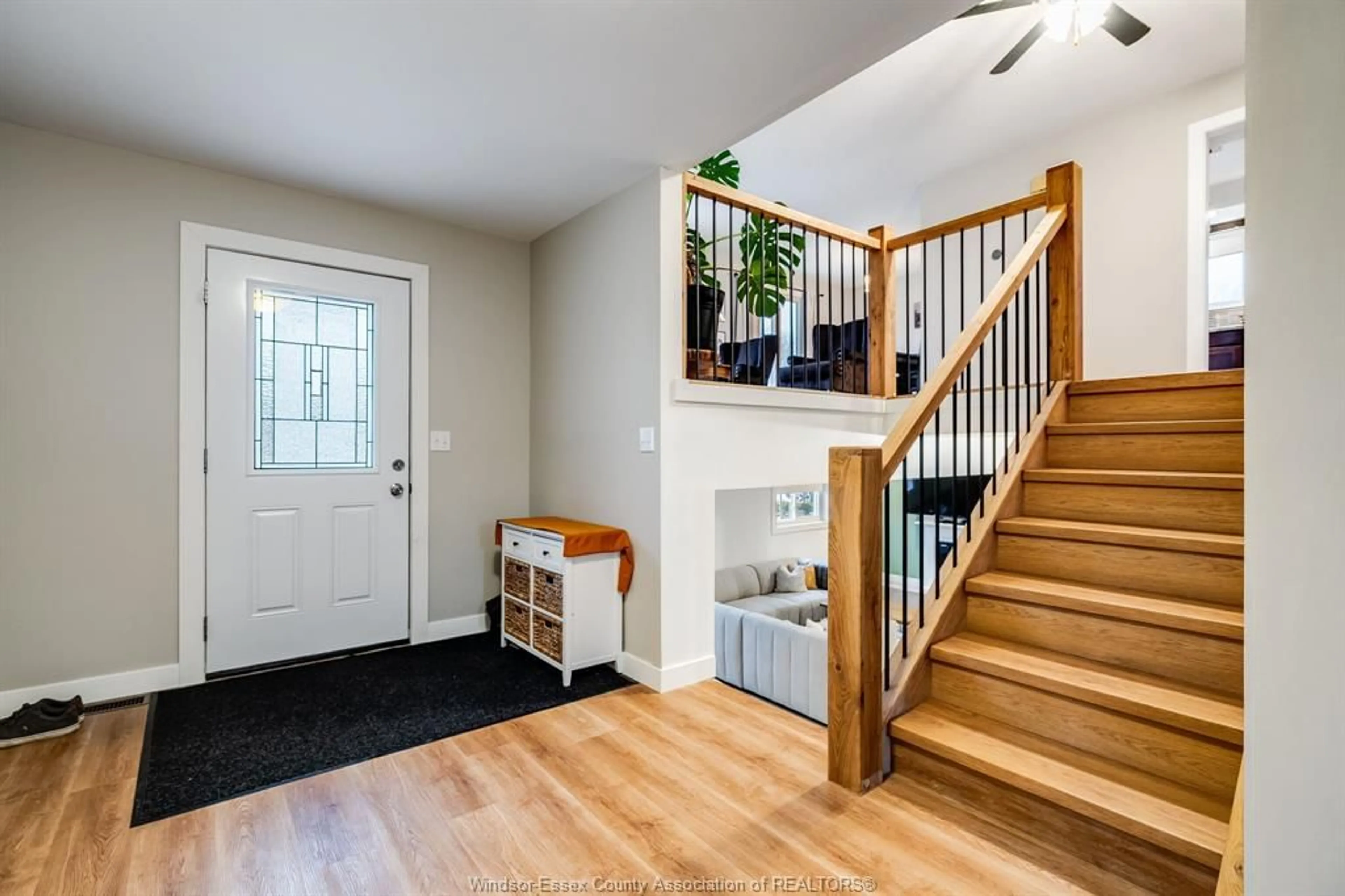 Indoor entryway for 250 Applewood Rd, Kingsville Ontario N9Y 3P3