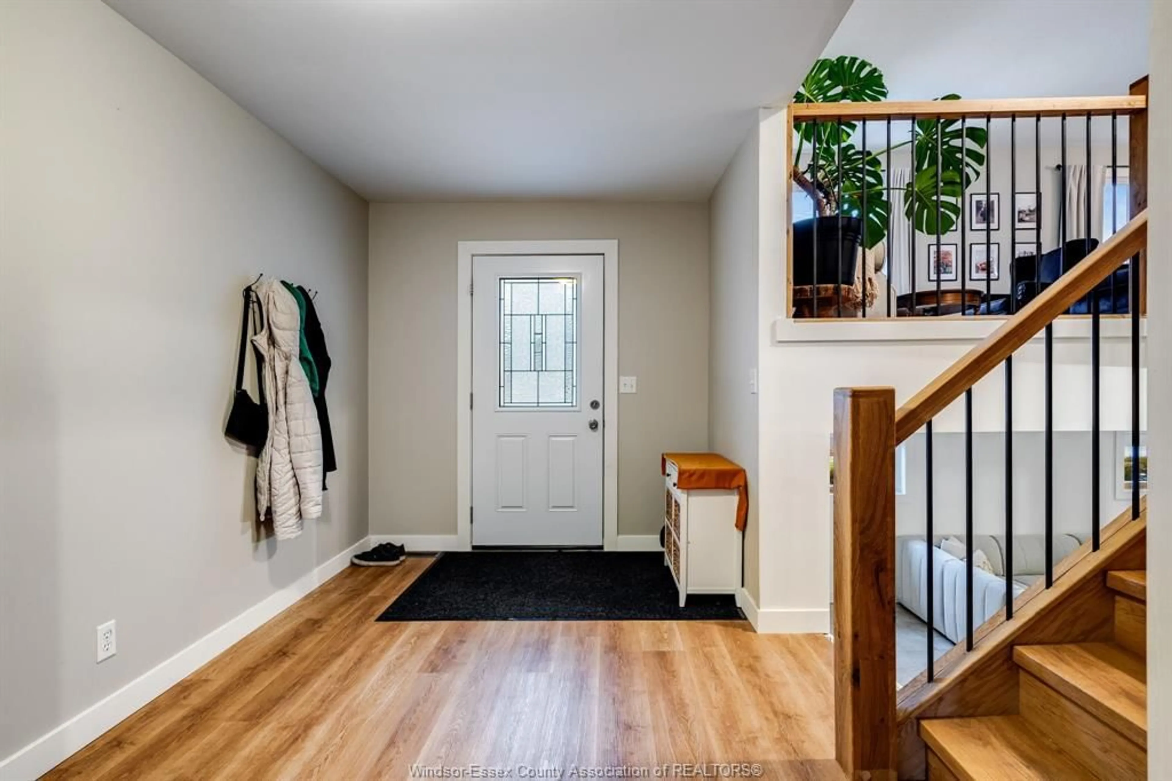 Indoor entryway for 250 Applewood Rd, Kingsville Ontario N9Y 3P3