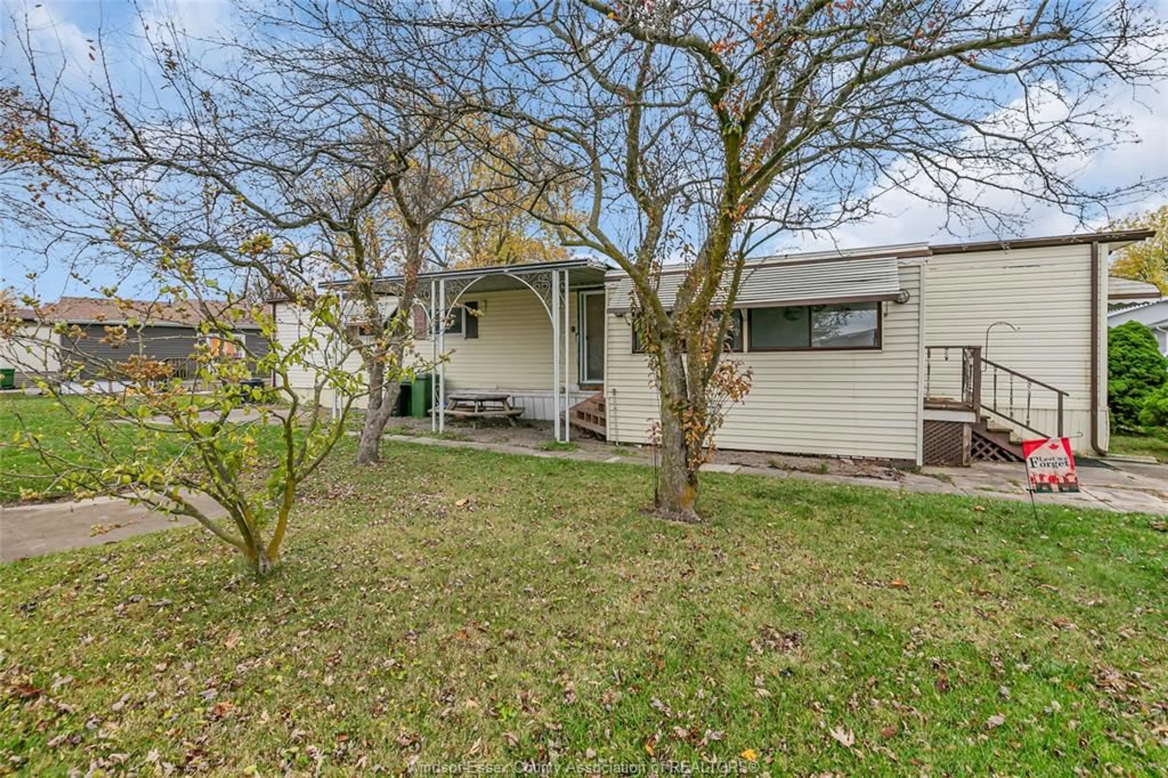 A pic from outside/outdoor area/front of a property/back of a property/a pic from drone, street for 368 REGENT, Essex Ontario N8M 2Z2