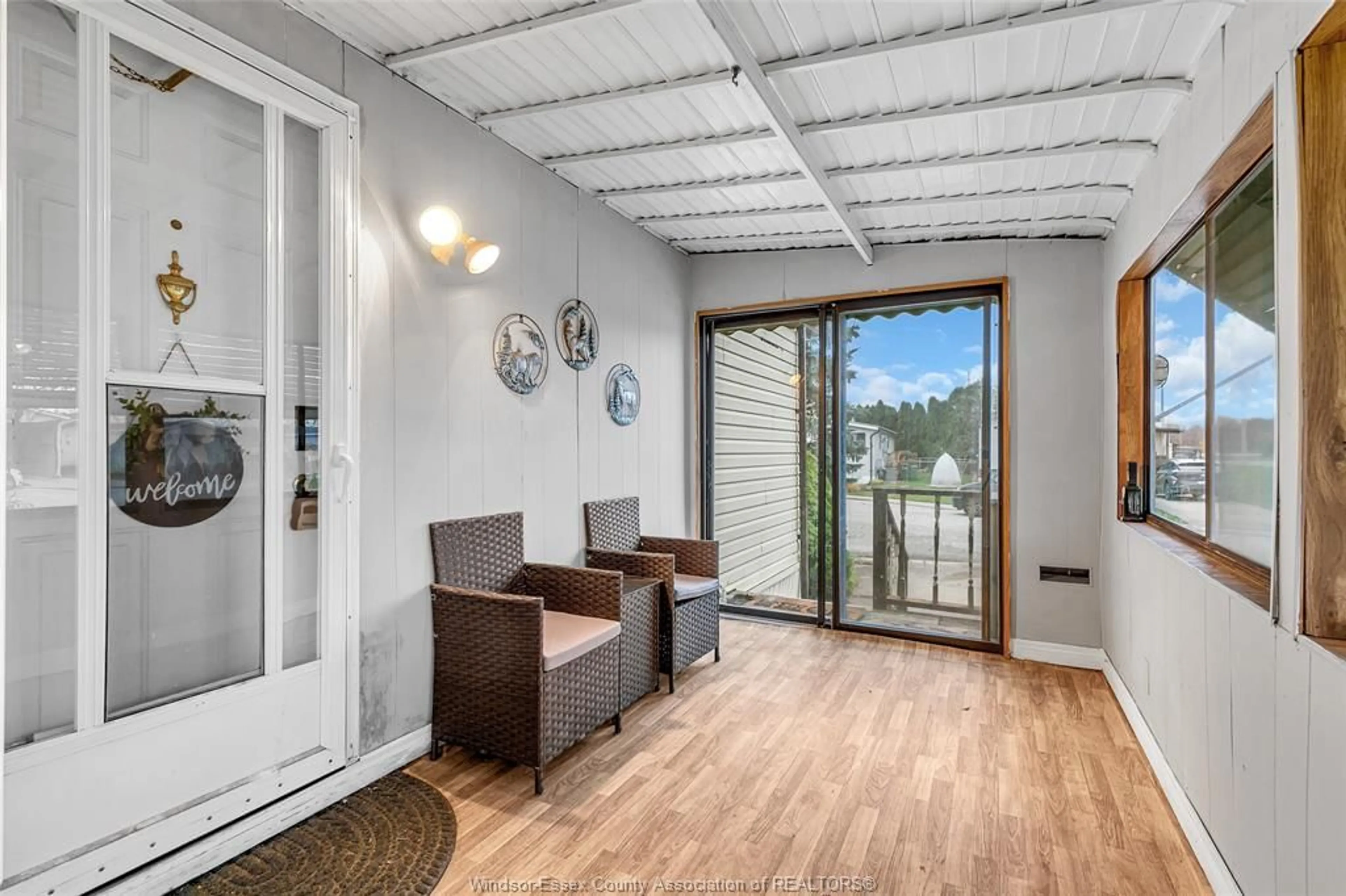 Indoor entryway for 368 REGENT, Essex Ontario N8M 2Z2