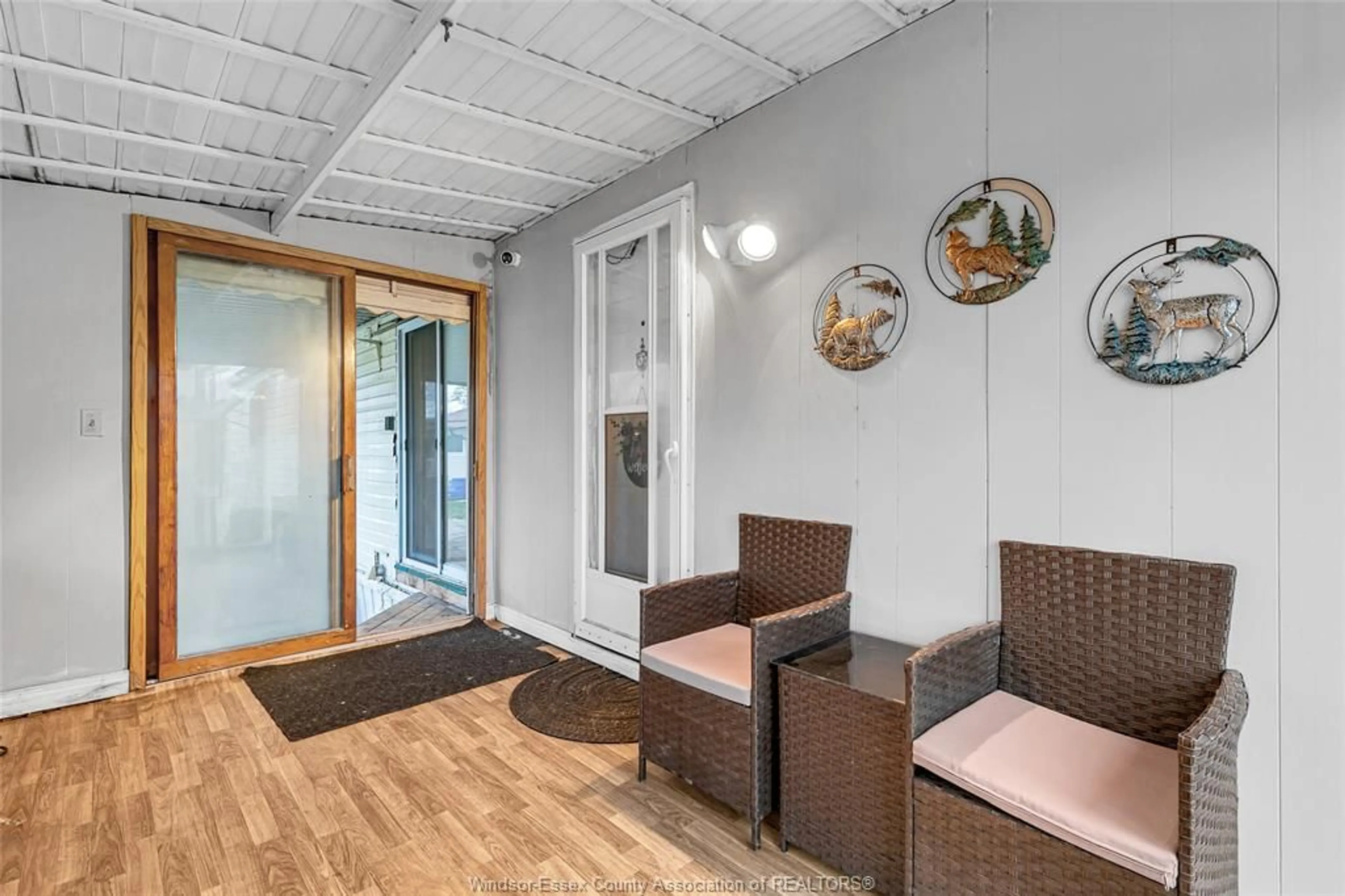 Indoor foyer for 368 REGENT, Essex Ontario N8M 2Z2