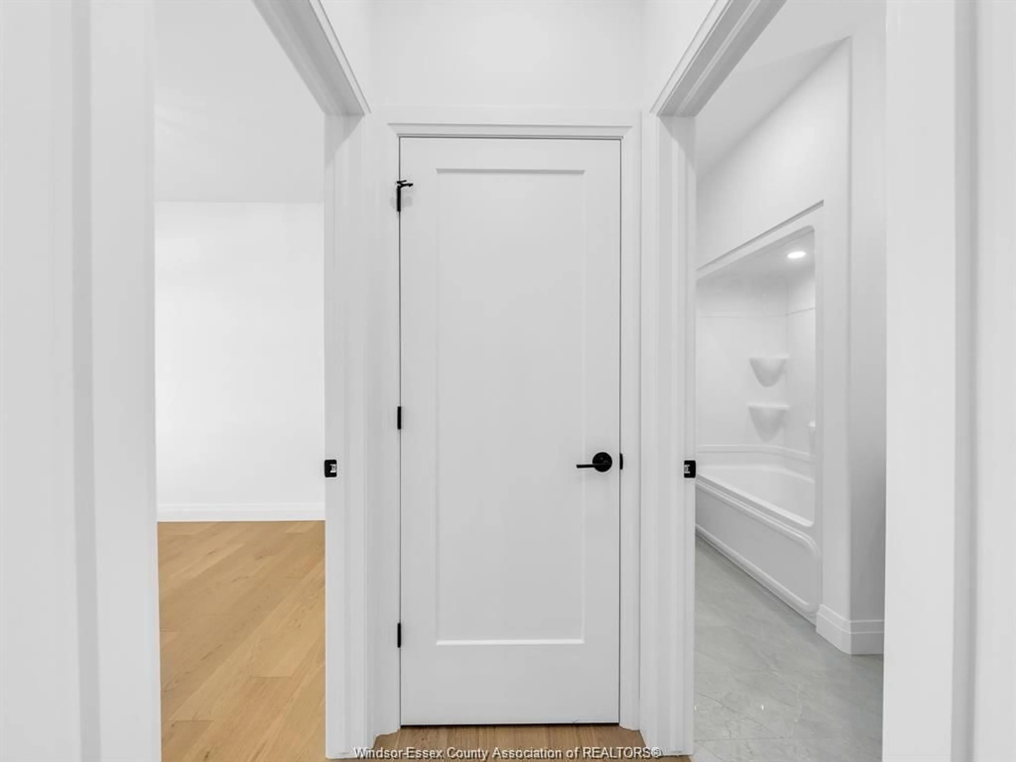 Indoor entryway for 2611 BARKLEY Ave, Windsor Ontario N8P 0E9