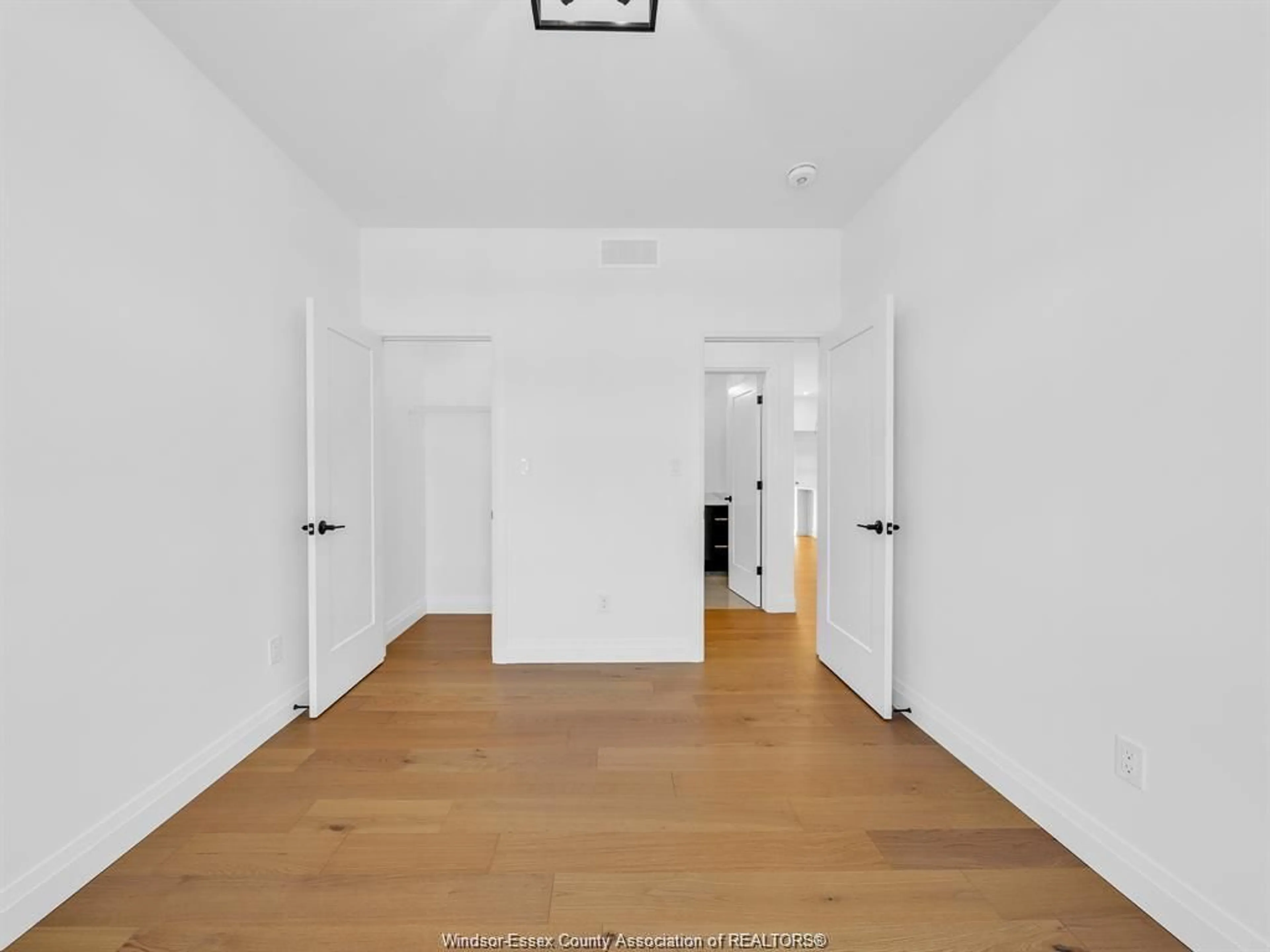 Indoor foyer for 2611 BARKLEY Ave, Windsor Ontario N8P 0E9