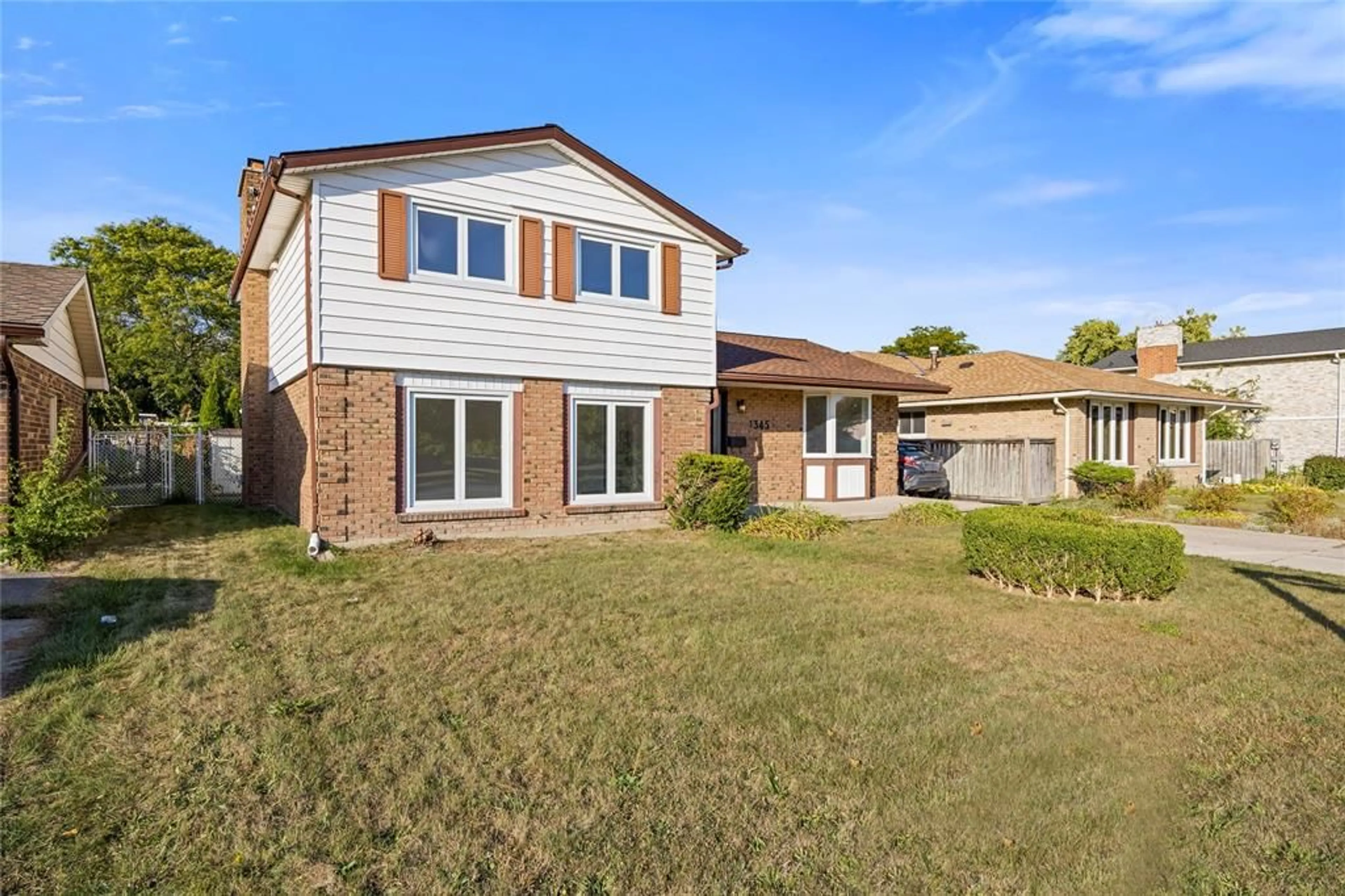 A pic from outside/outdoor area/front of a property/back of a property/a pic from drone, street for 1345 WILTSHIRE St, Sarnia Ontario N7S 4P3