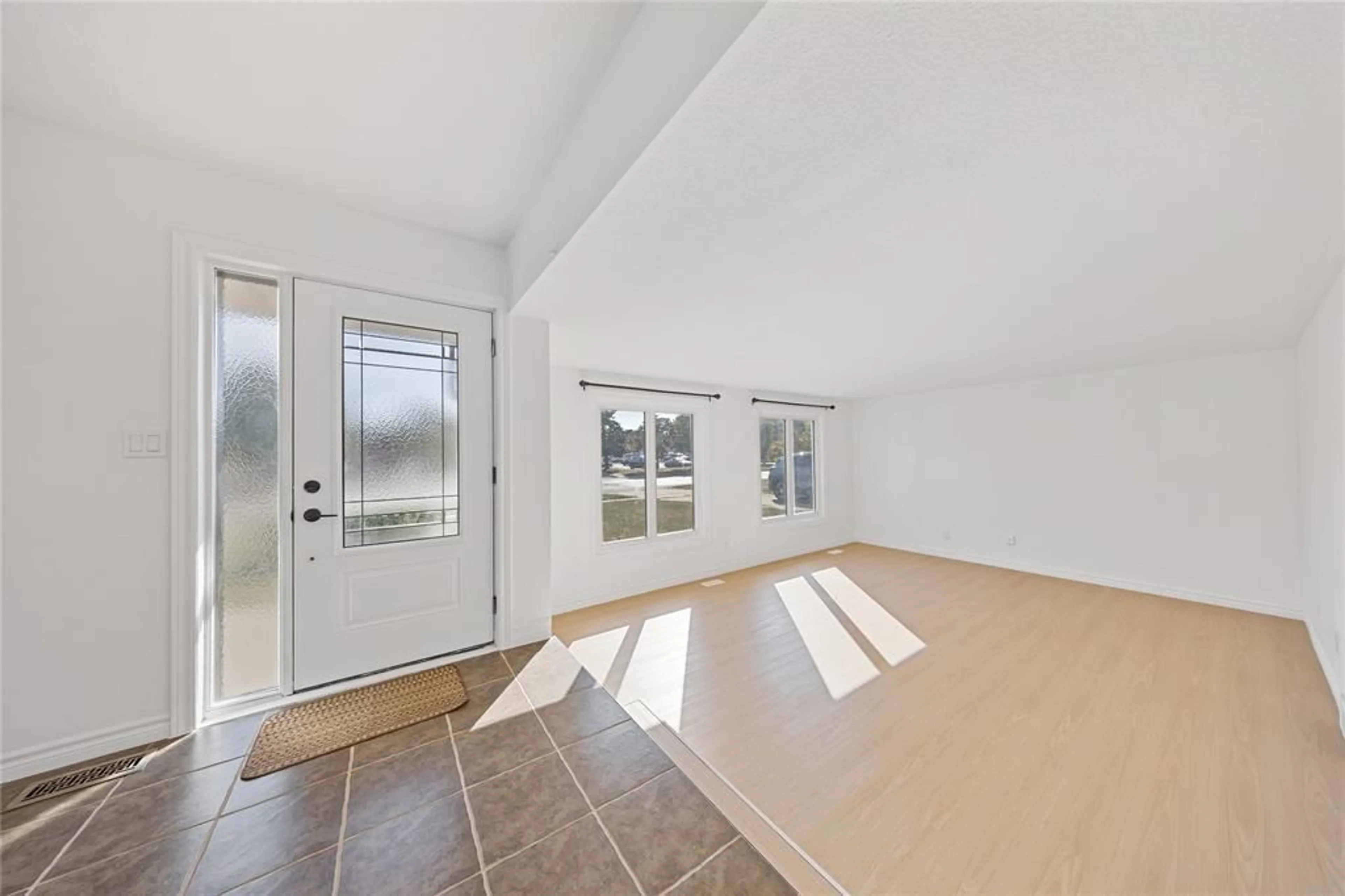 Indoor entryway for 1345 WILTSHIRE St, Sarnia Ontario N7S 4P3