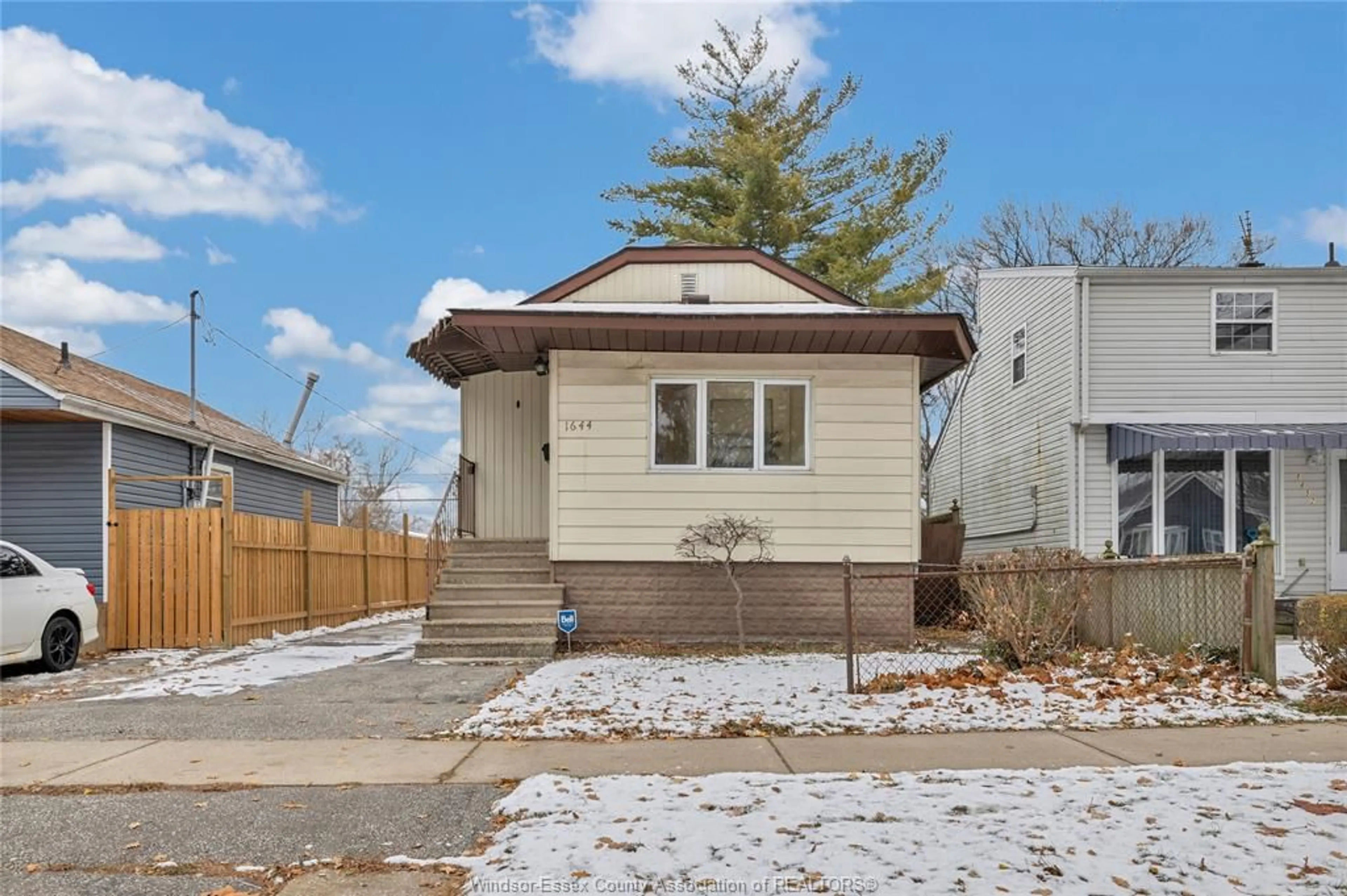 Unknown for 1644 FORD Blvd, Windsor Ontario N8T 2E1