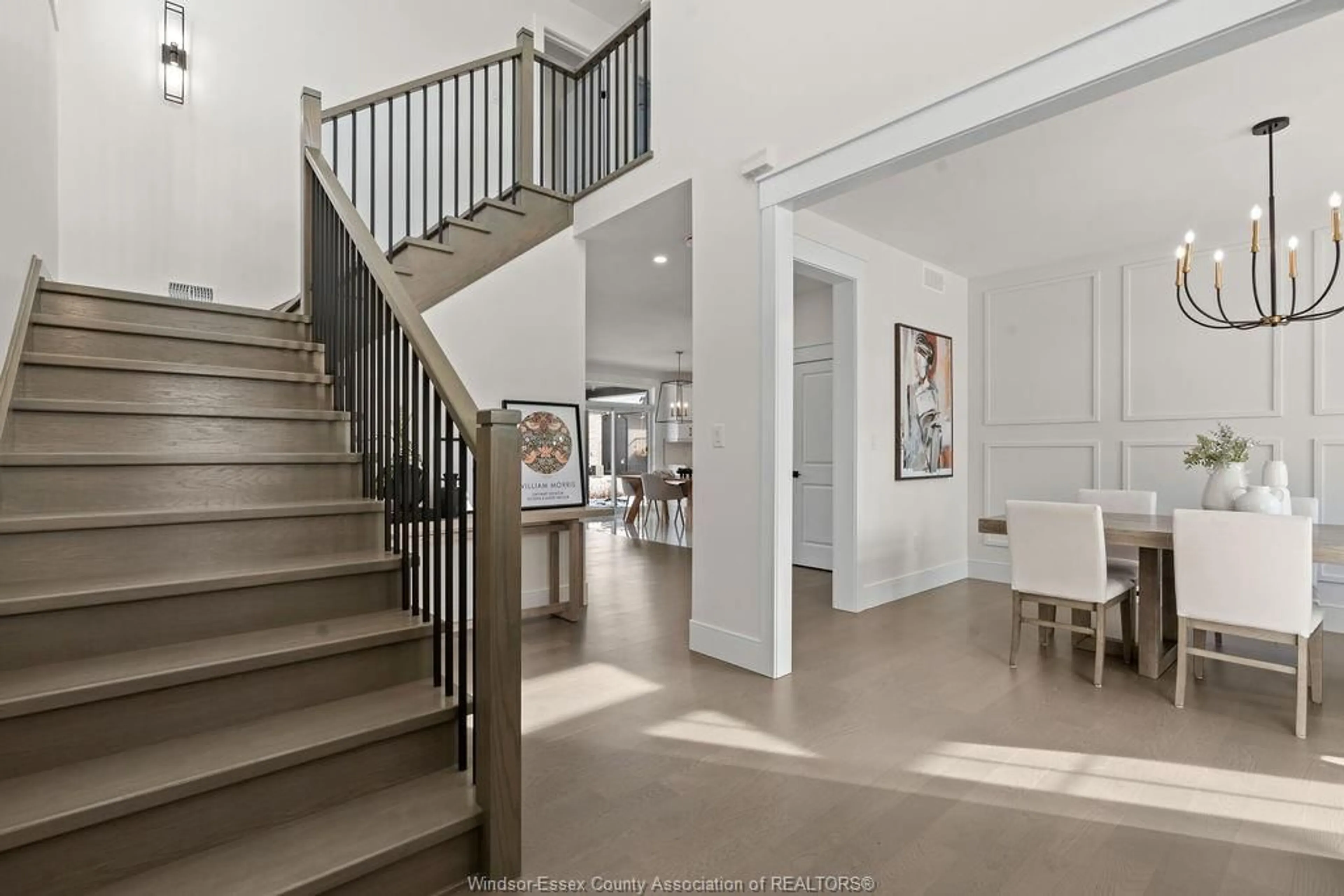 Indoor foyer for 2466 PARTINGTON Ave, Windsor Ontario N9E 0A9