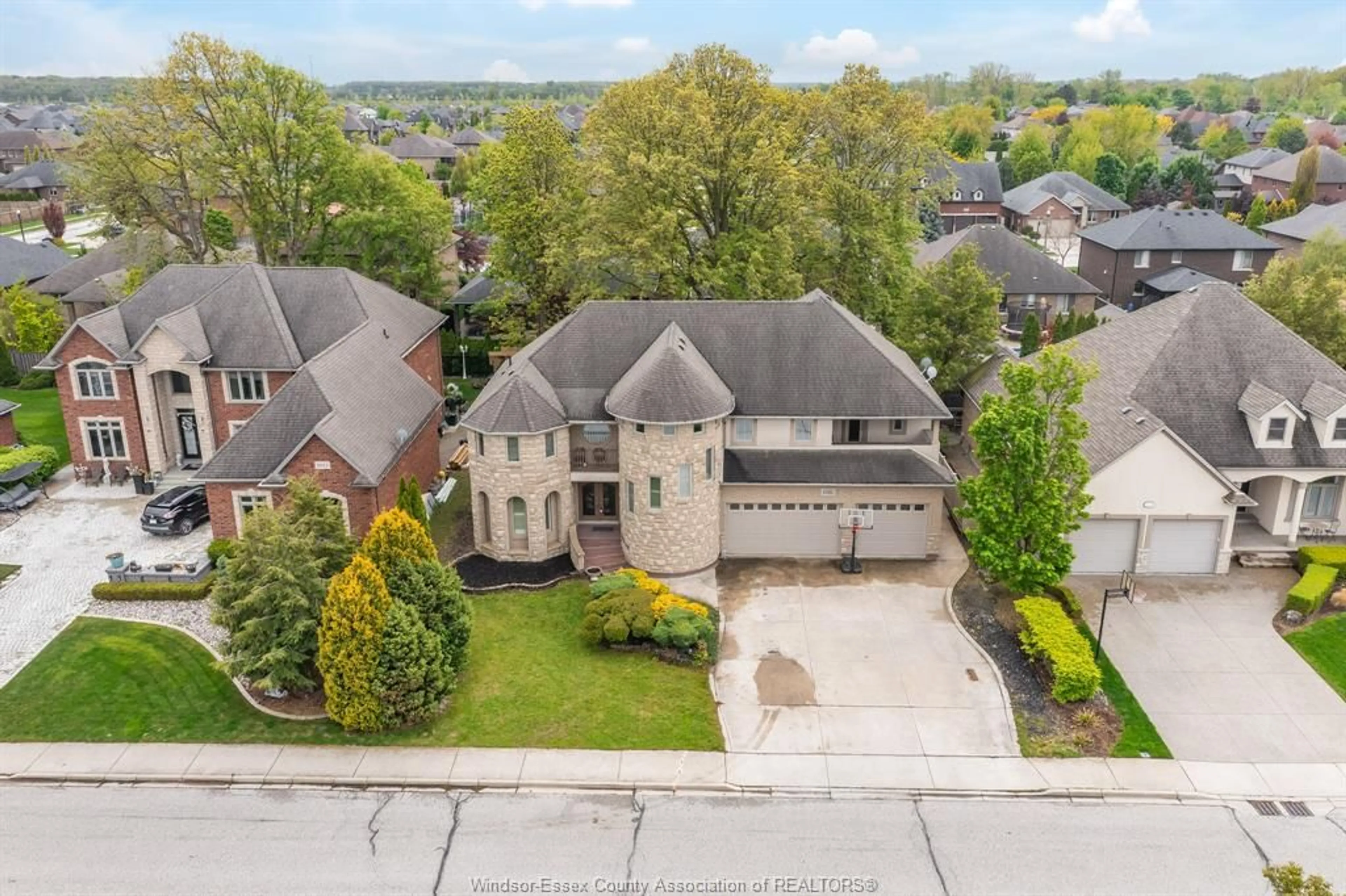 A pic from outside/outdoor area/front of a property/back of a property/a pic from drone, street for 1021 CHELSEA Pky, Lakeshore Ontario N0R 1A0