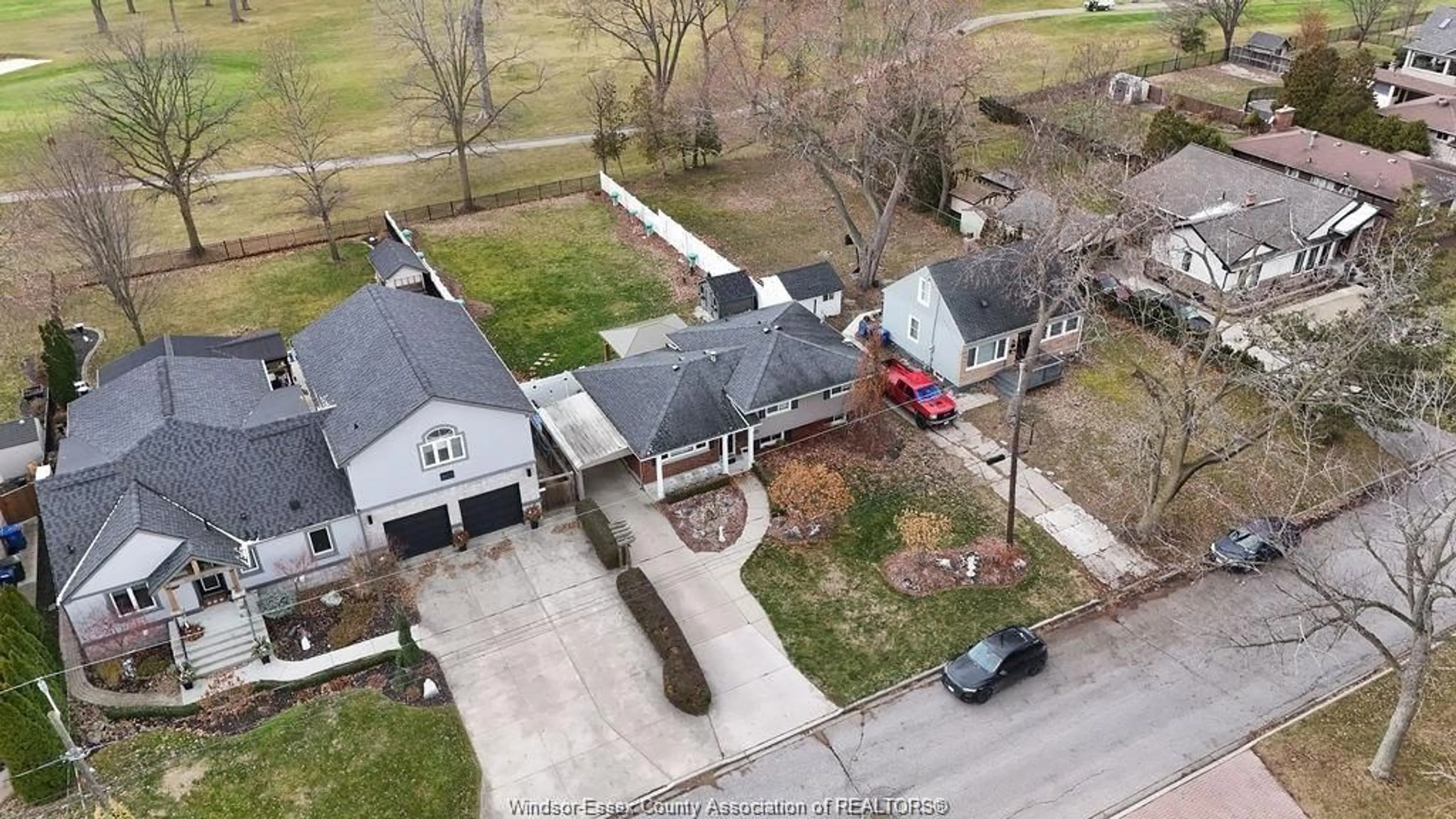 A pic from outside/outdoor area/front of a property/back of a property/a pic from drone, street for 4113 ROSELAND Dr, Windsor Ontario N9G 1Y5