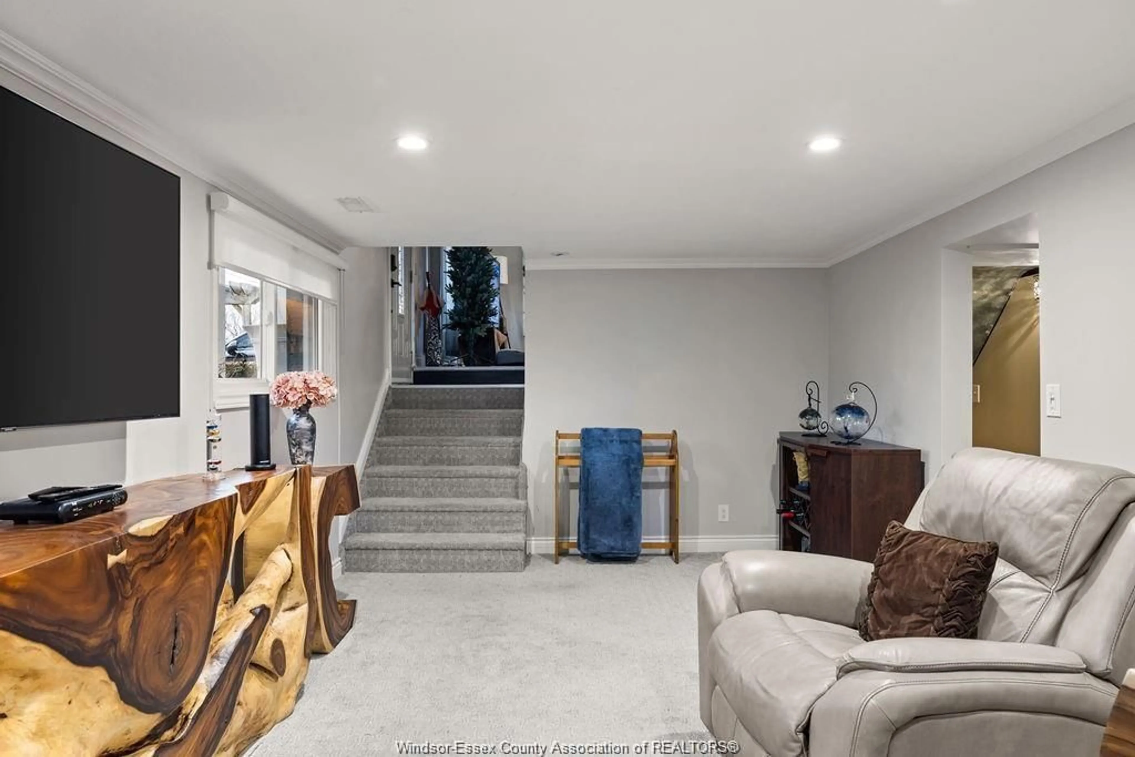 Indoor foyer for 4113 ROSELAND Dr, Windsor Ontario N9G 1Y5