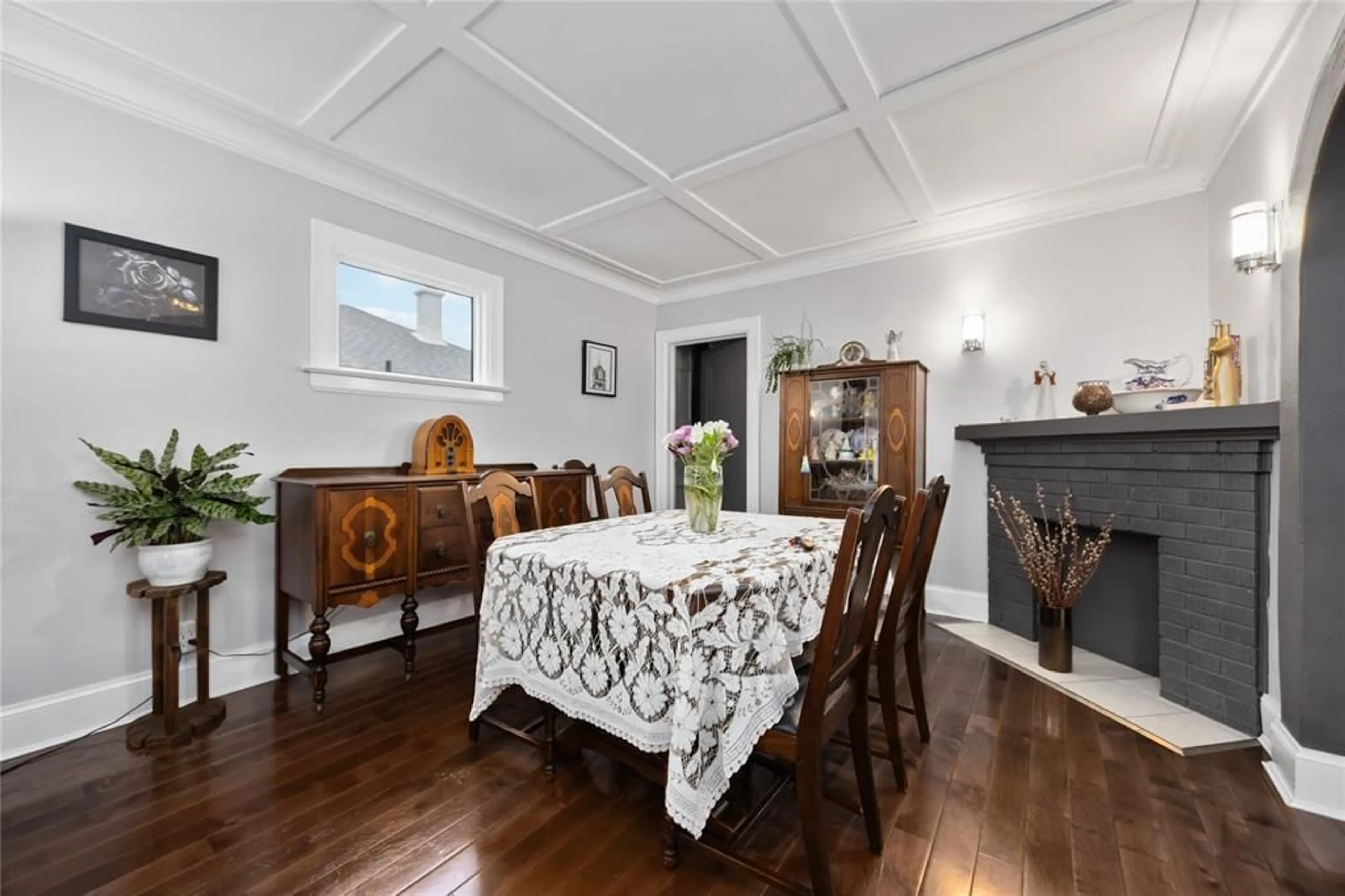 Dining room, wood/laminate floor for 356 TALFOURD St, Sarnia Ontario N7T 1P9