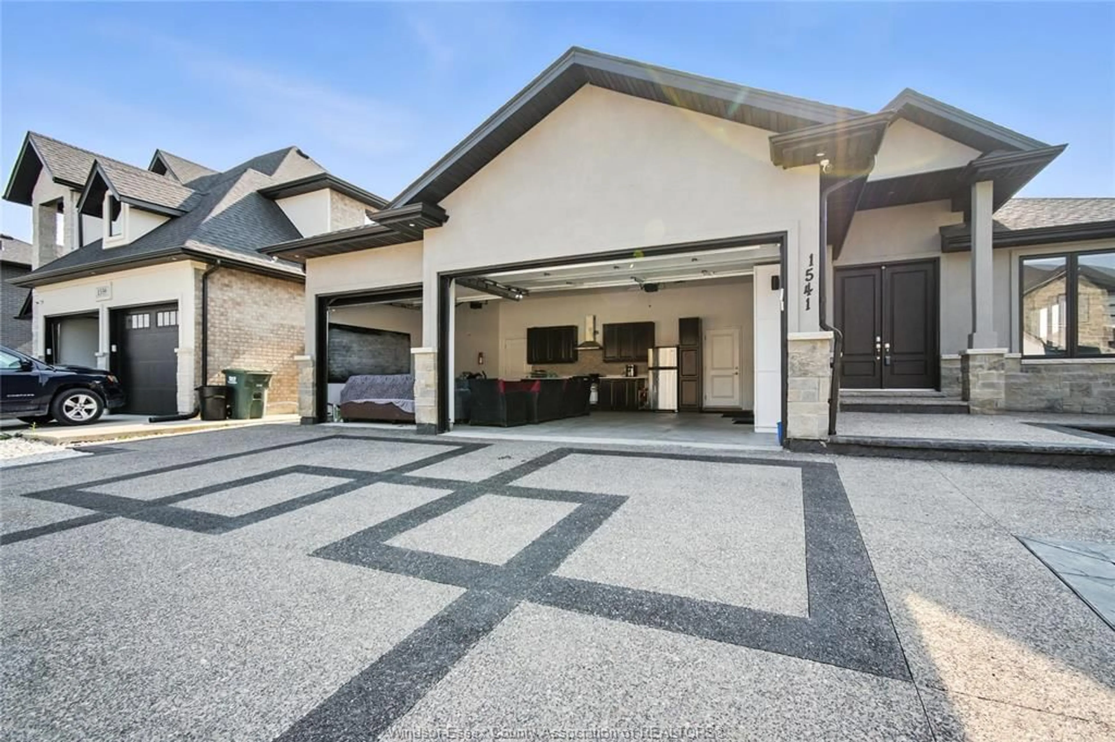 Indoor garage for 1541 CLEARWATER Ave, Windsor Ontario N8P 0E9