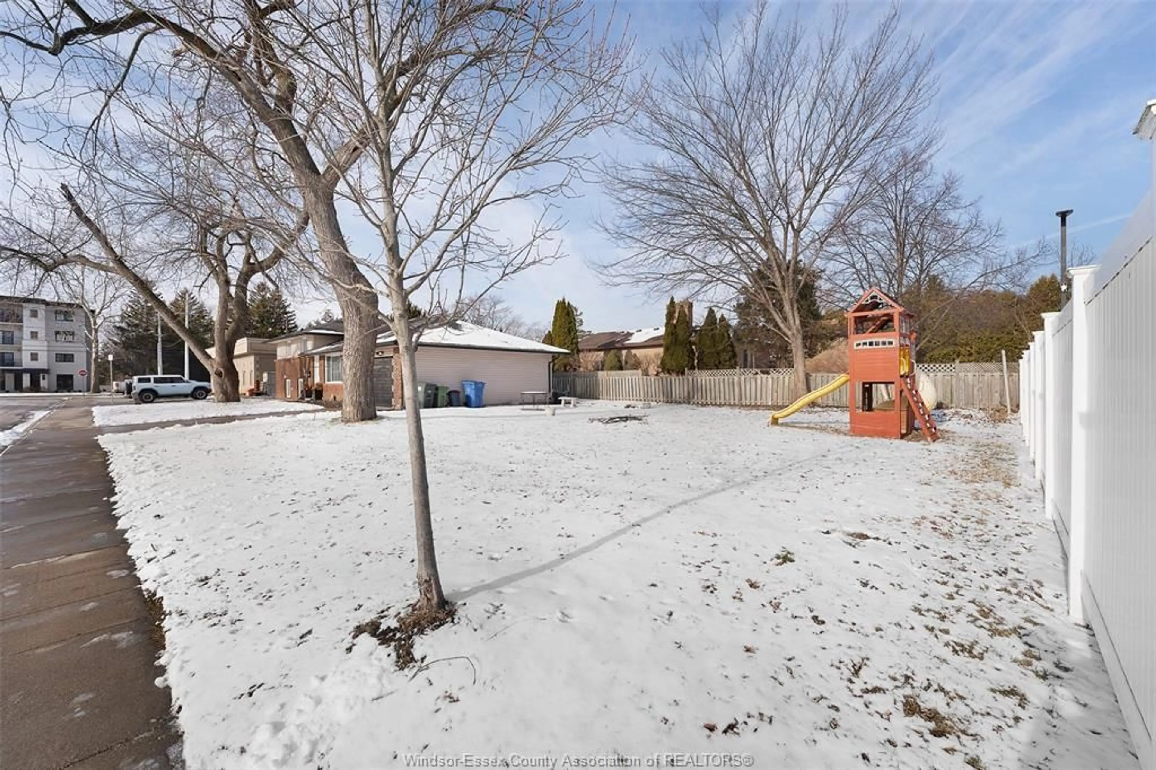 A pic from outside/outdoor area/front of a property/back of a property/a pic from drone, street for 528 SANDISON, Windsor Ontario N9E 1R7