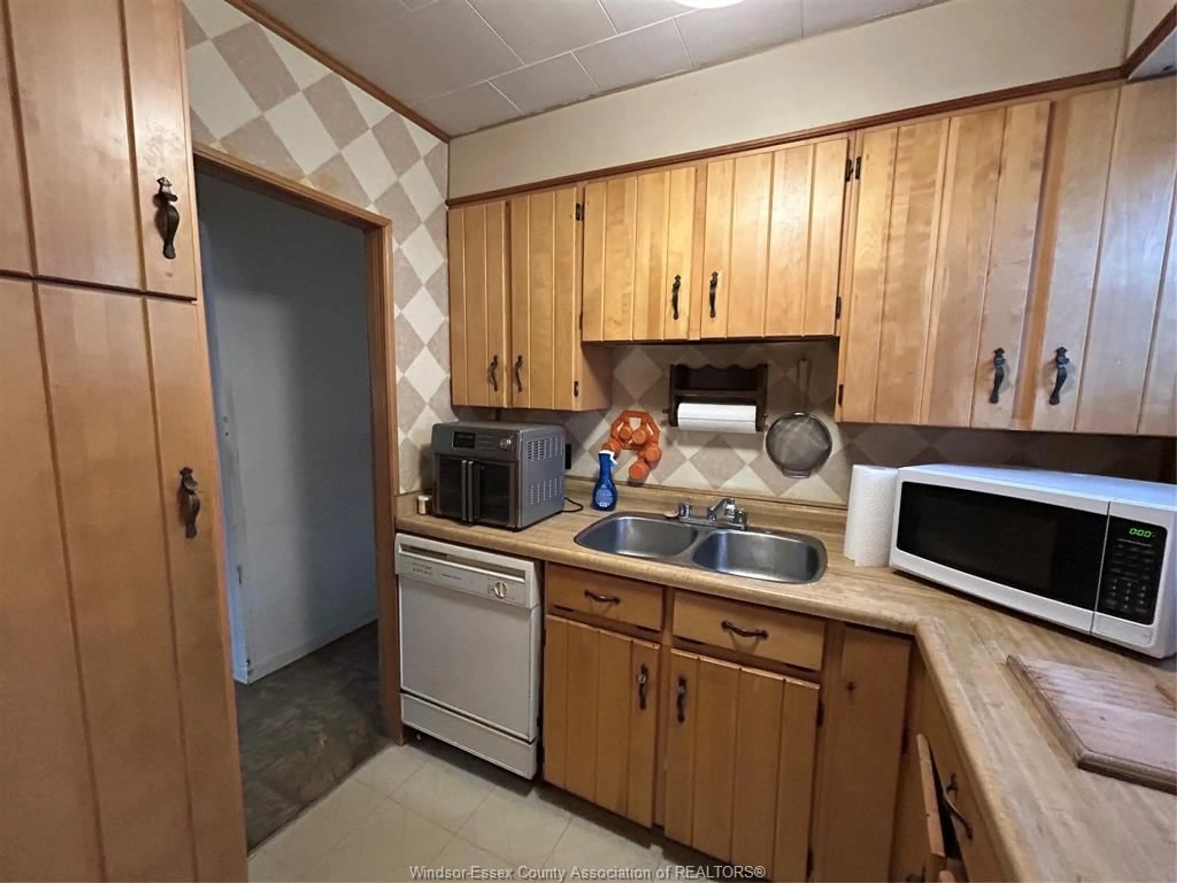 Standard kitchen, unknown for 3165 TECUMSEH Rd, Windsor Ontario N9C 2B5