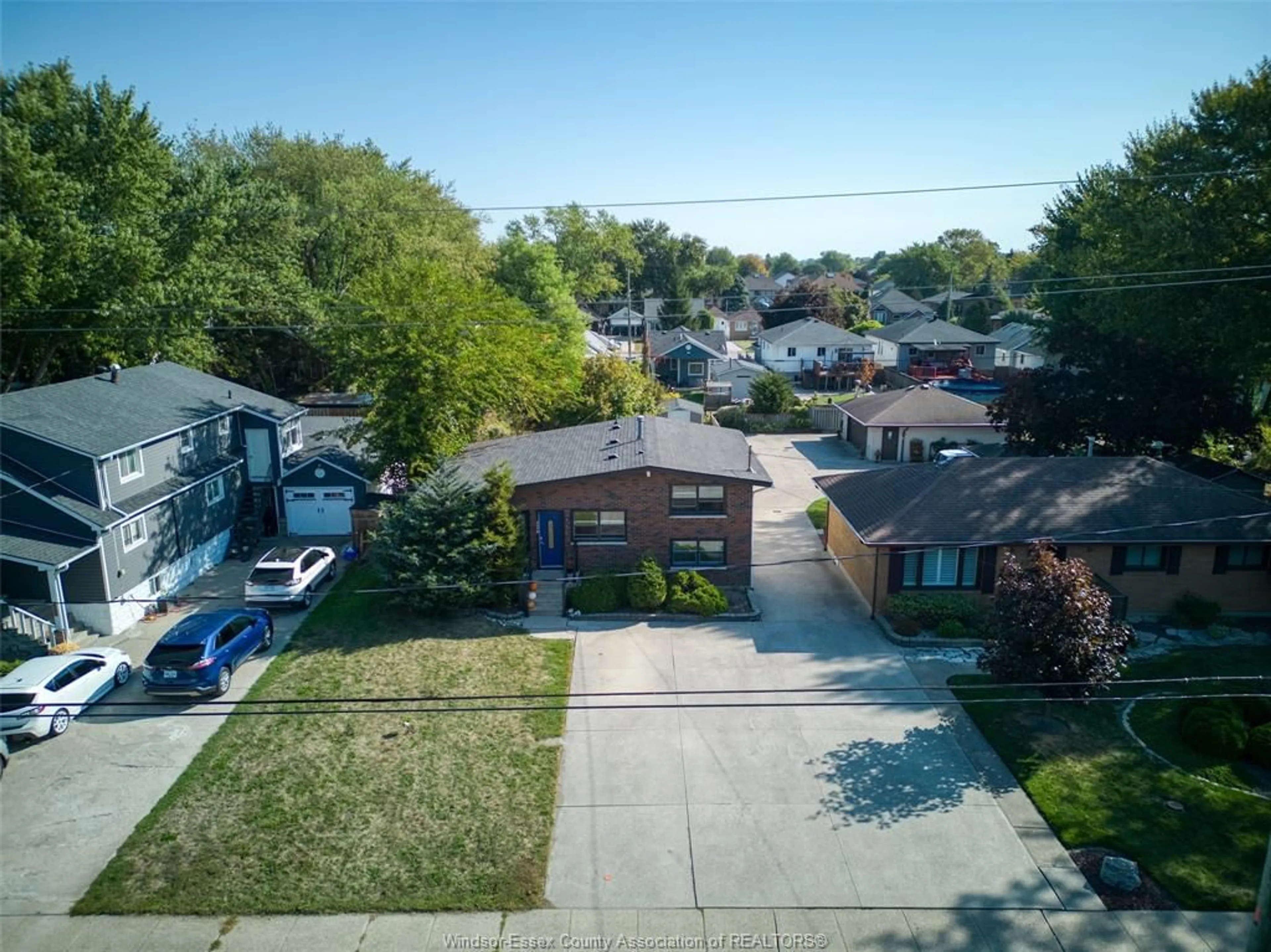 A pic from outside/outdoor area/front of a property/back of a property/a pic from drone, street for 426 LESPERANCE Rd, Tecumseh Ontario N8N 1W4
