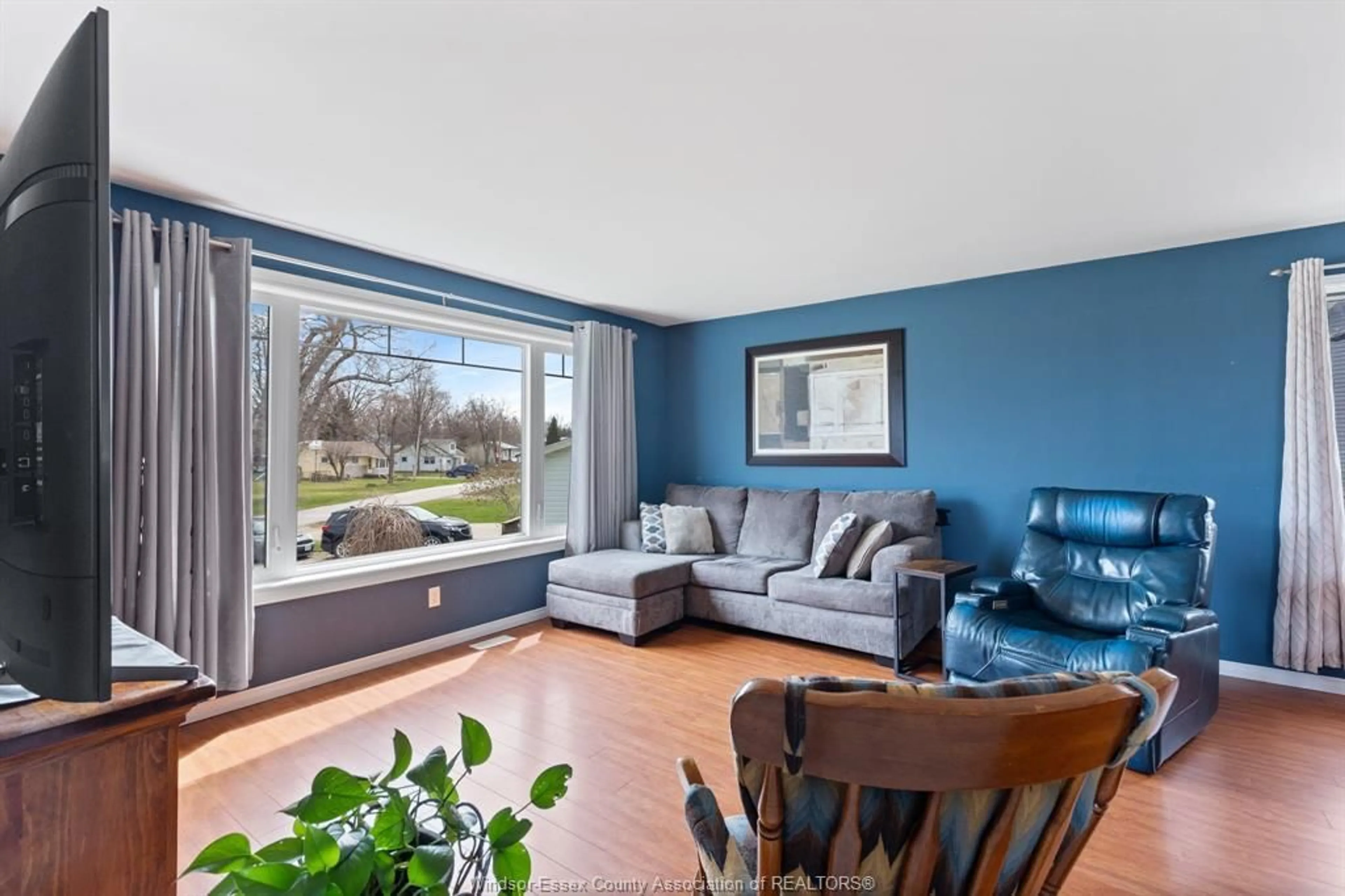 Living room with furniture, wood/laminate floor for 149 BELLCREFT Dr, Colchester Ontario N0R 1G0