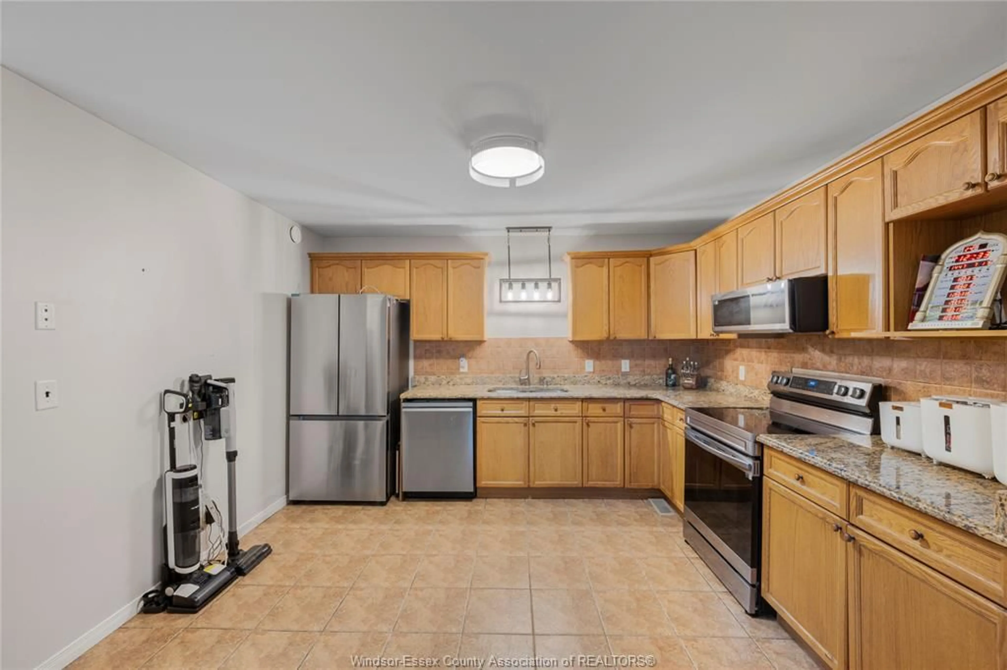 Standard kitchen, ceramic/tile floor for 4574 TUMBLEWEED Cres, Windsor Ontario N9G 3C2