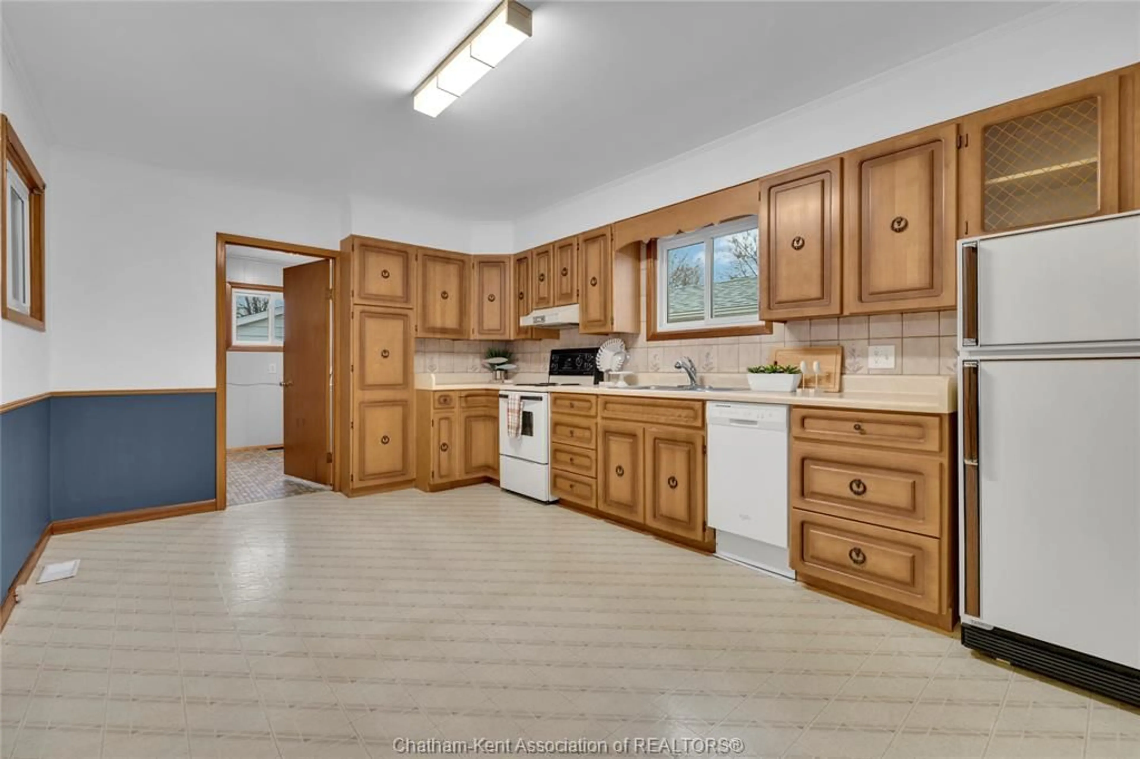 Standard kitchen, unknown for 87 Park Ave, Chatham Ontario N7M 1V8
