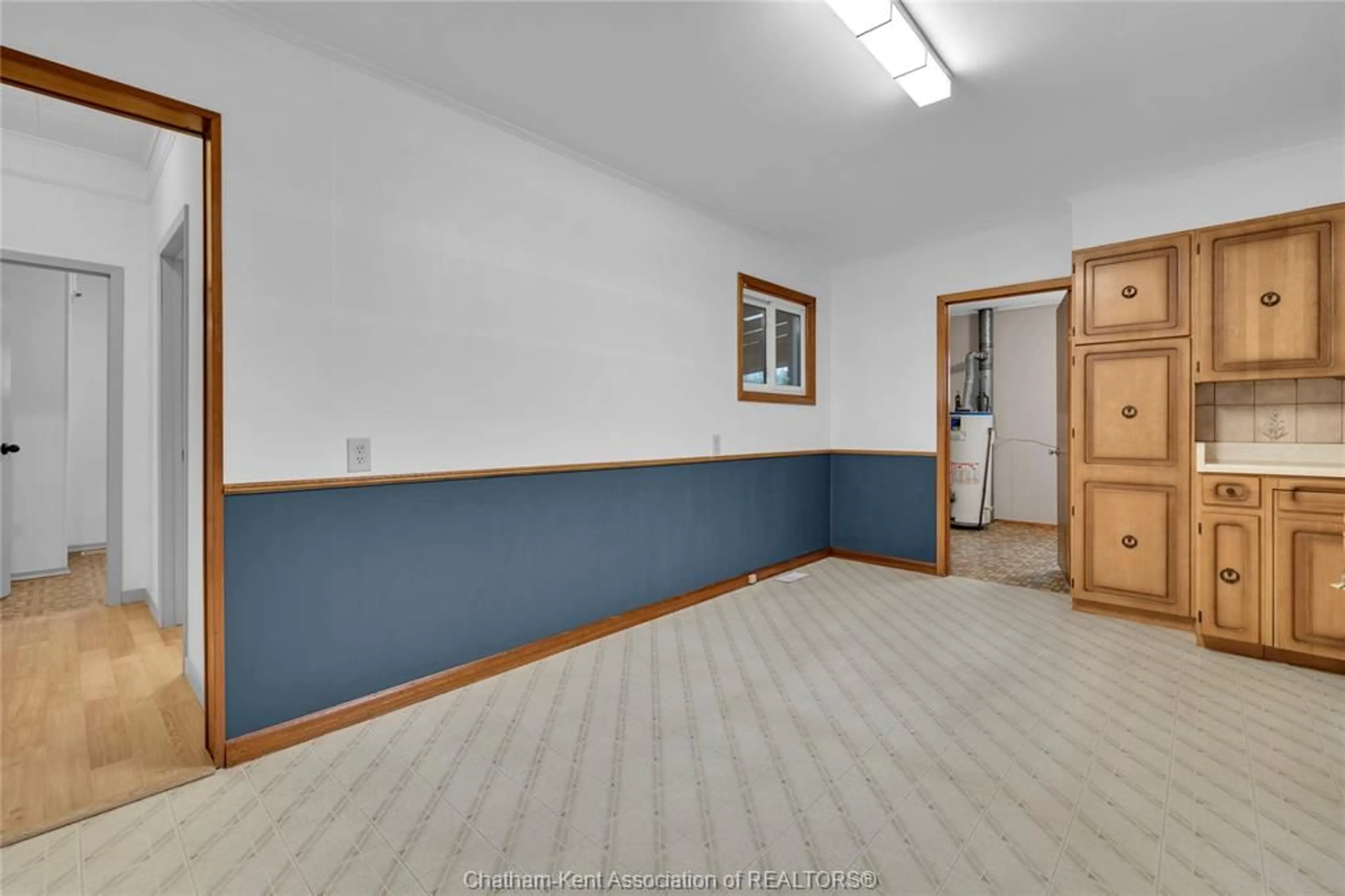 A pic of a room for 87 Park Ave, Chatham Ontario N7M 1V8