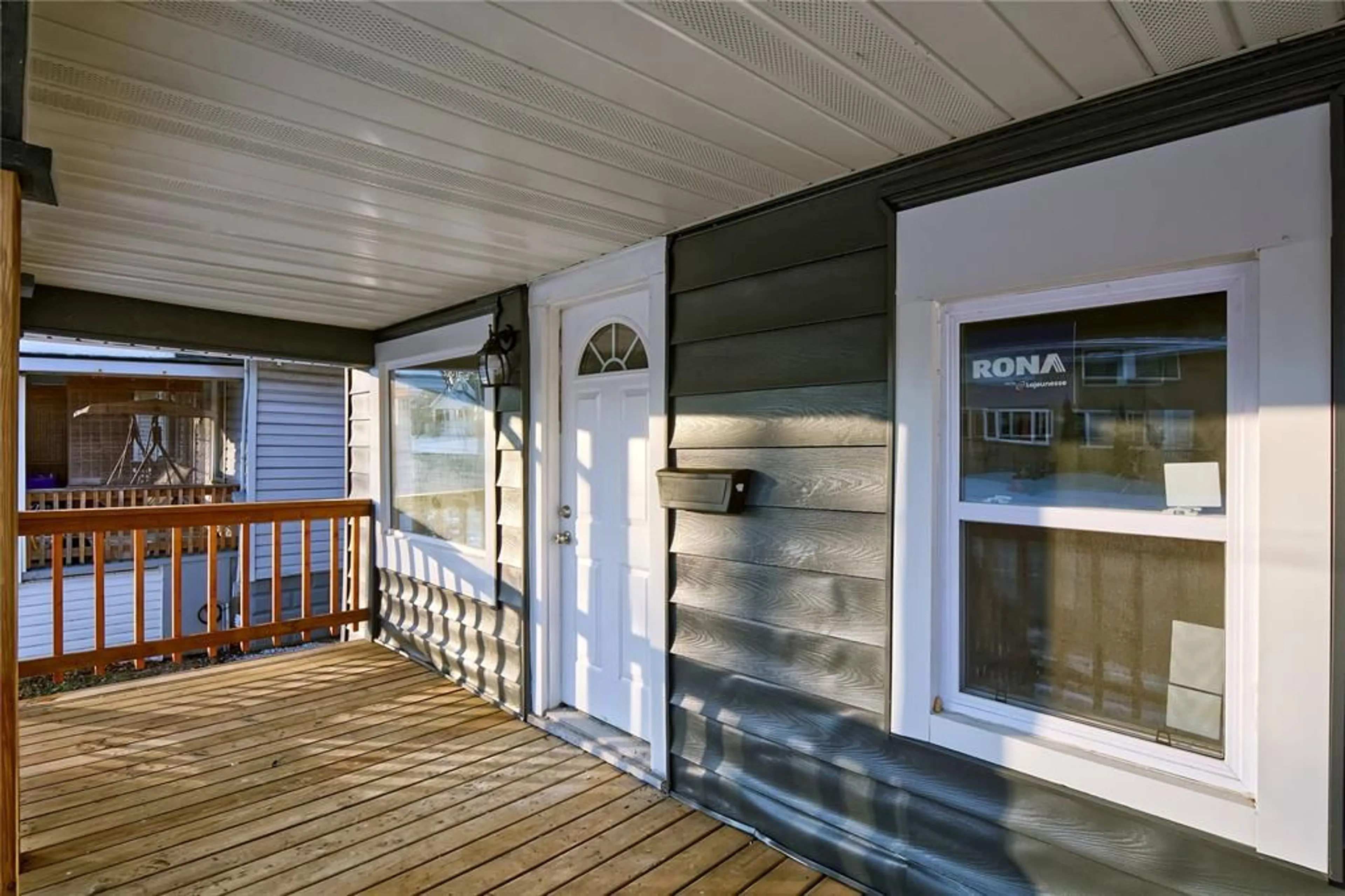 Home with vinyl exterior material, street for 354 EXMOUTH St, Sarnia Ontario N7T 5N6