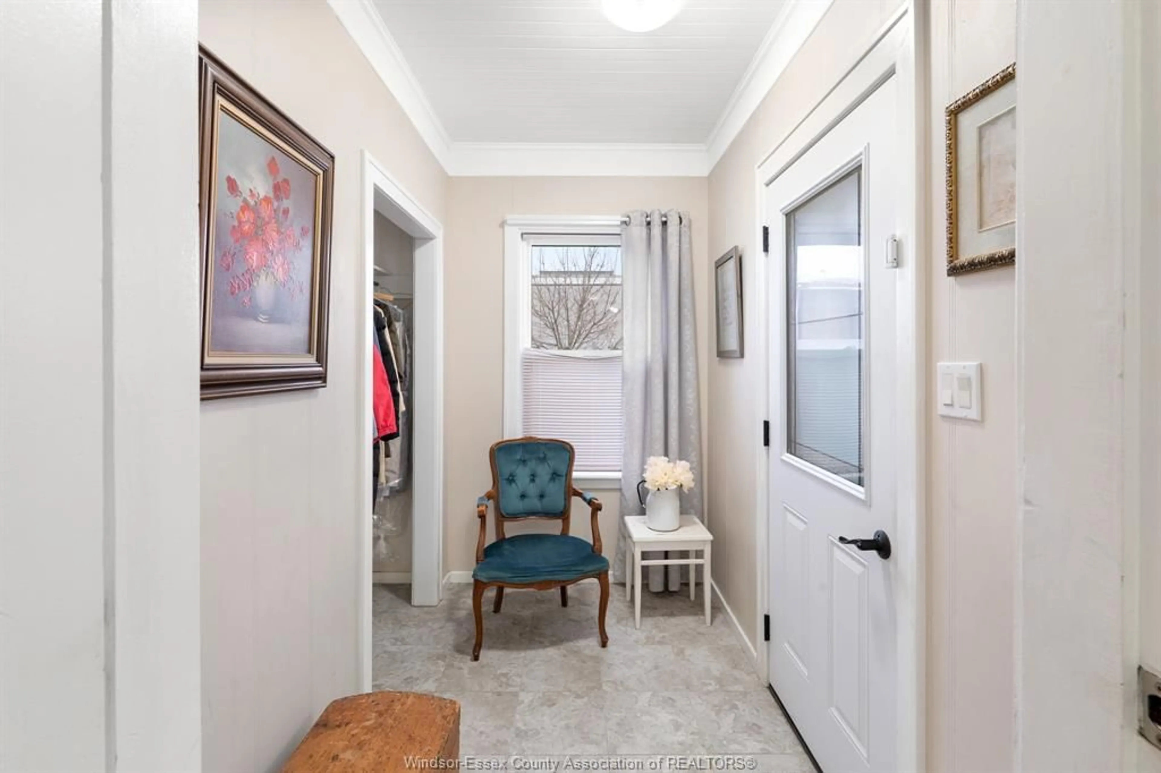 Indoor entryway for 8 Morgan, Leamington Ontario N8H 2E4