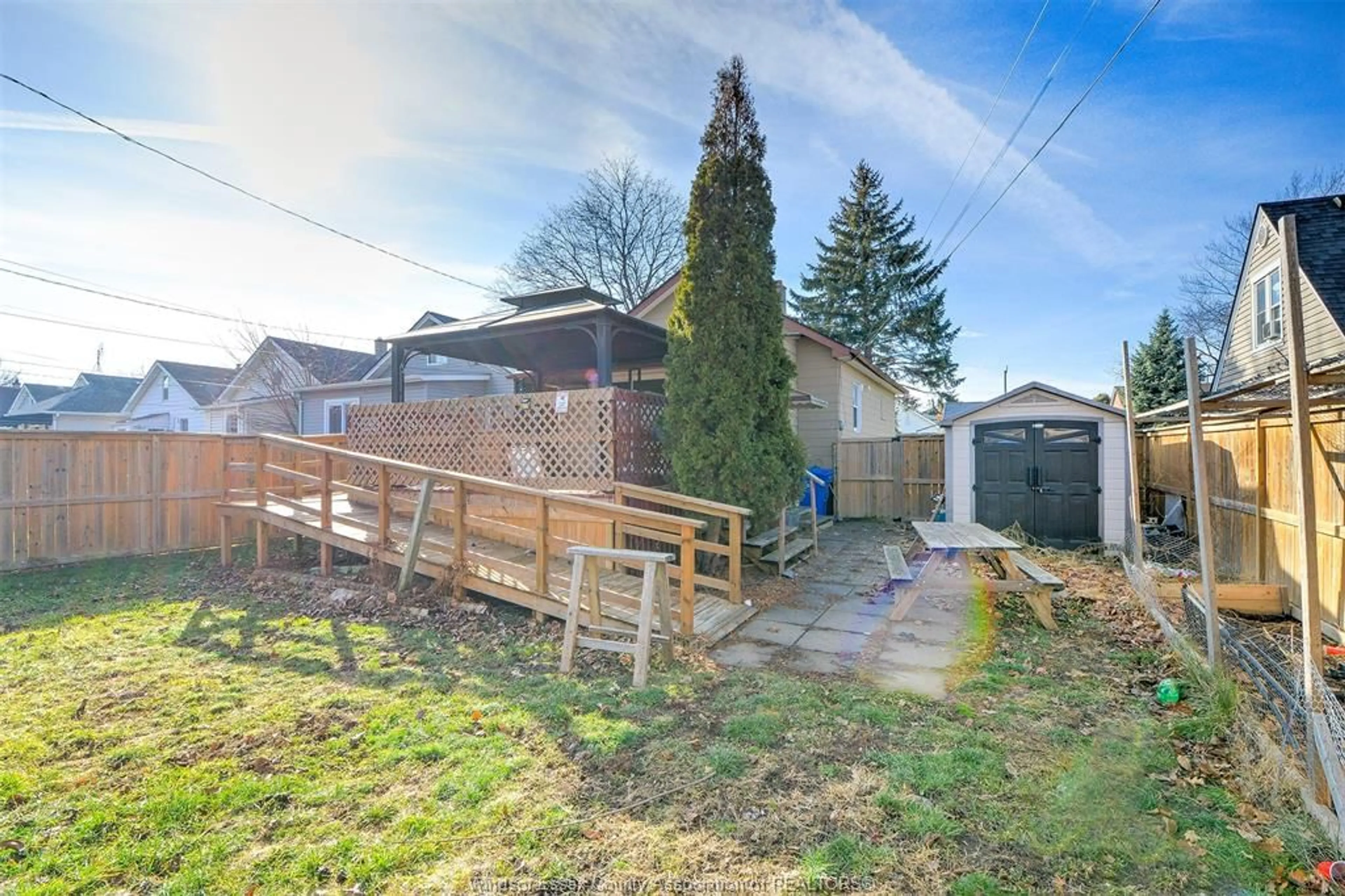 A pic from outside/outdoor area/front of a property/back of a property/a pic from drone, street for 1808 CADILLAC, Windsor Ontario N8W 3X9