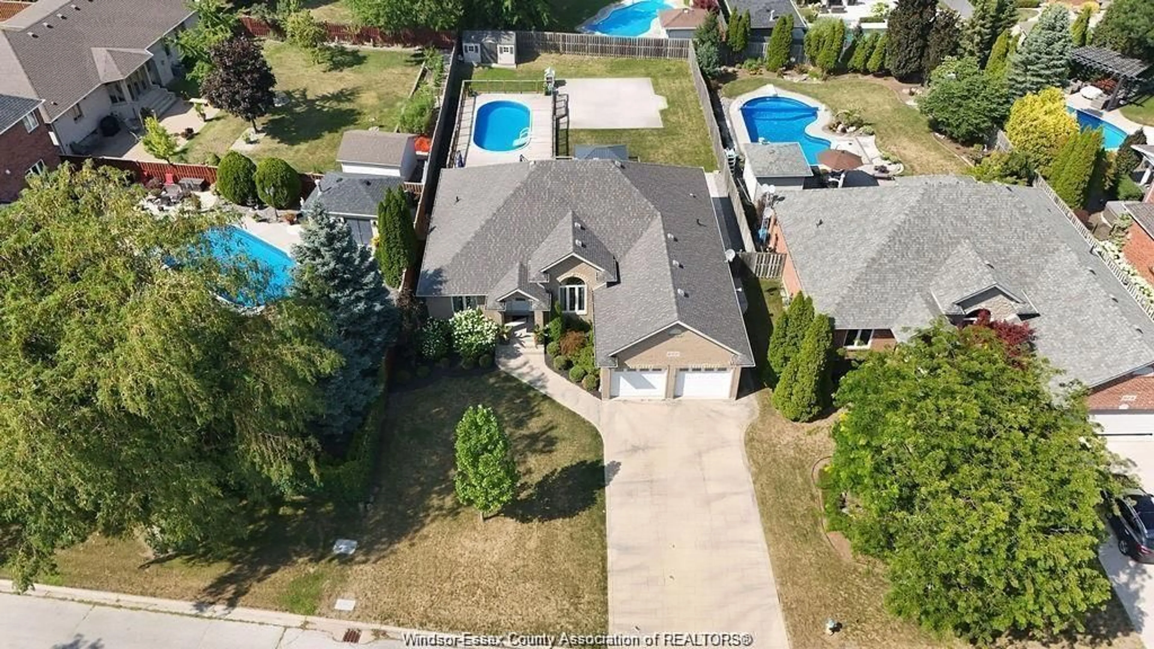 A pic from outside/outdoor area/front of a property/back of a property/a pic from drone, unknown for 622 GEORGE KENNEDY, Lakeshore Ontario N8L 1A4