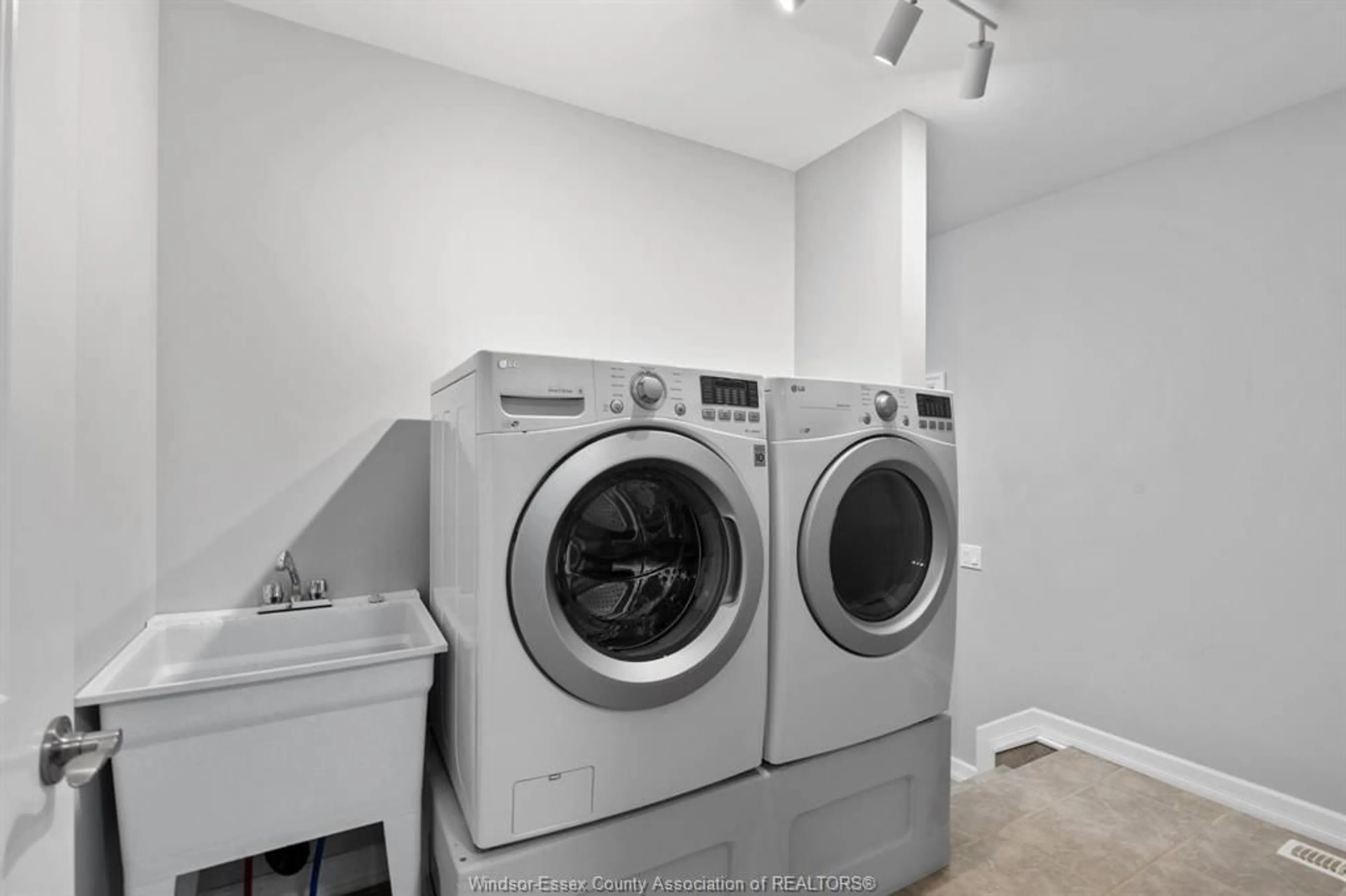 Laundry room for 475 OLD COLONY Trail, Amherstburg Ontario N9V 0A1