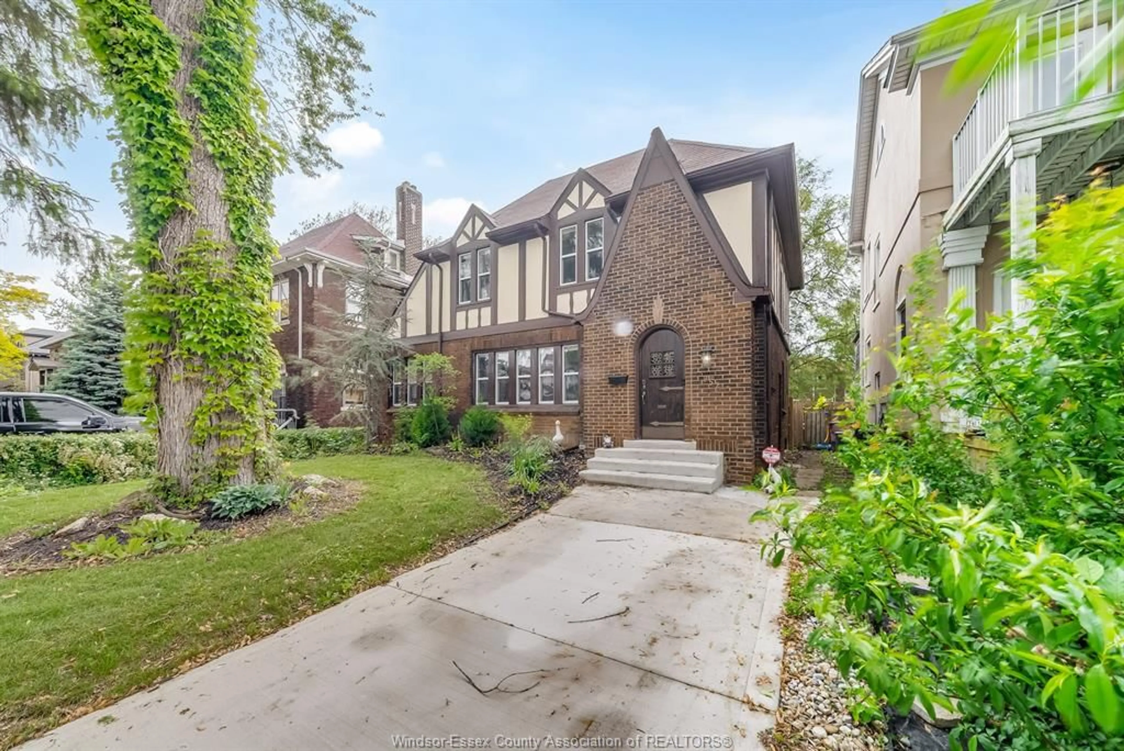 Home with brick exterior material, street for 952 VICTORIA Ave, Windsor Ontario N9A 4N4