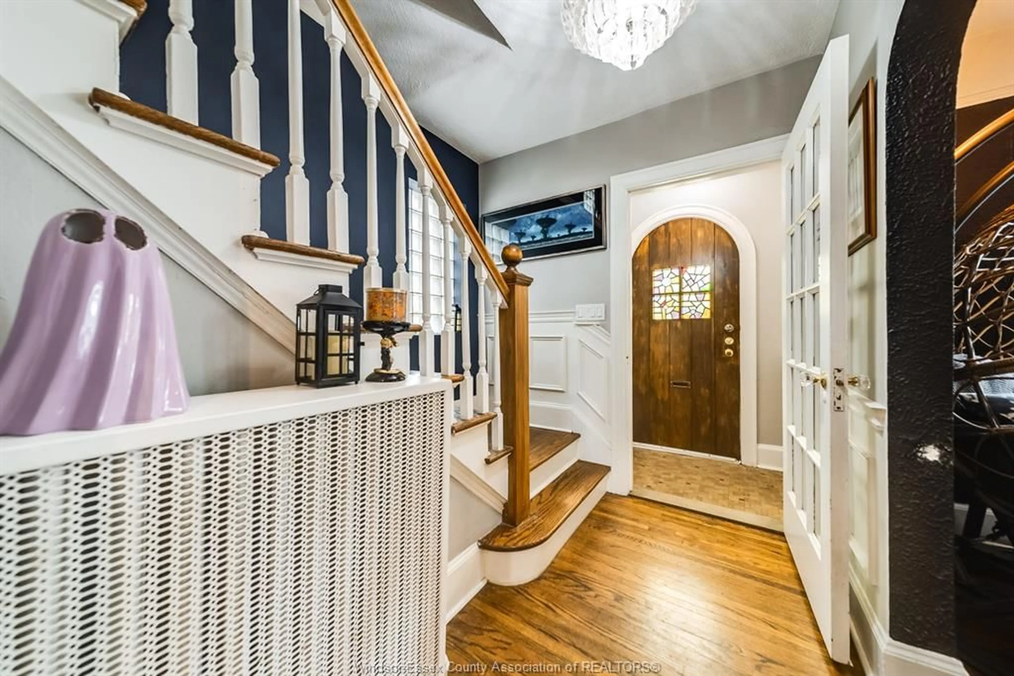 Indoor entryway for 952 VICTORIA Ave, Windsor Ontario N9A 4N4